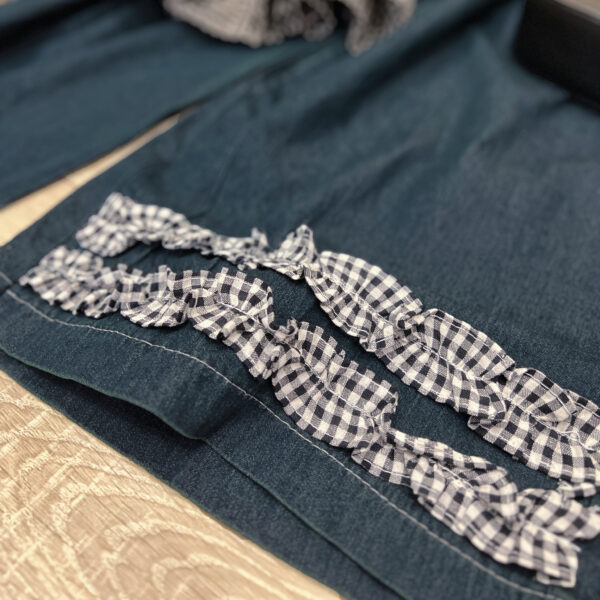 Set Jean Áo Cổ Tròn Sát Nách Quần Suông Dài Bèo Gấu Caro - Hình ảnh 3