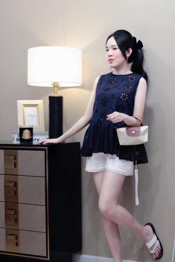 Áo Sơ Mi Ren Đục Lỗ Cổ Tròn Phối Voan Sát Nách Dây Kéo Sau - Hình ảnh 6