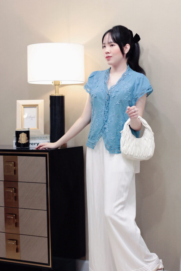 Áo Sơ Mi Thô Cổ V Nút Dọc Đục Lỗ Thêu Hoa Tay Cánh Tiên Đi Chơi Du Lịch - Ảnh 5