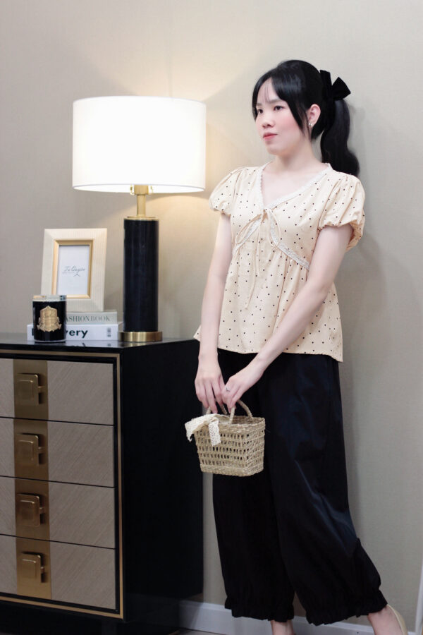 Áo Sơ Mi Nữ Cổ Chữ V Viền Ren Chấm Bi Tay Phồng Bo Chun Đi Chơi Chất Thô - Ảnh 4