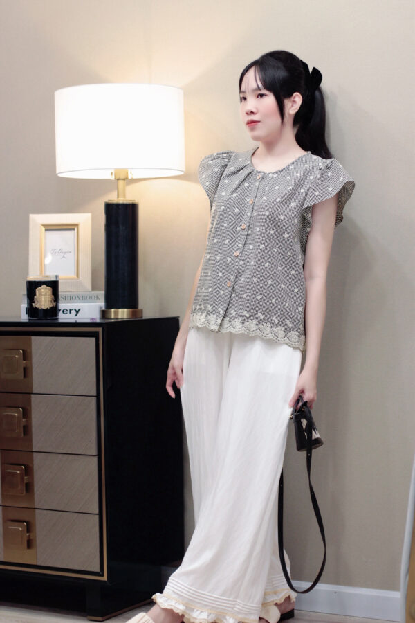 Áo Sơ Mi Caro Trắng Đen Thêu Hoa Nút Dọc Tay Cánh Tiên - Thiết Kế Thanh Lịch, Chất Liệu Thô Thoáng Mát - Ảnh 2