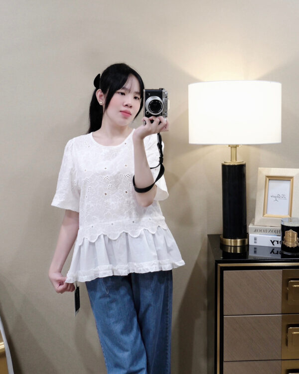 Áo Sơ Mi Nữ Cổ Tròn Đục Lỗ Thêu Hoa Đuôi Bèo Tay Ngắn Chất Thô Thoáng Mát - Ảnh 5