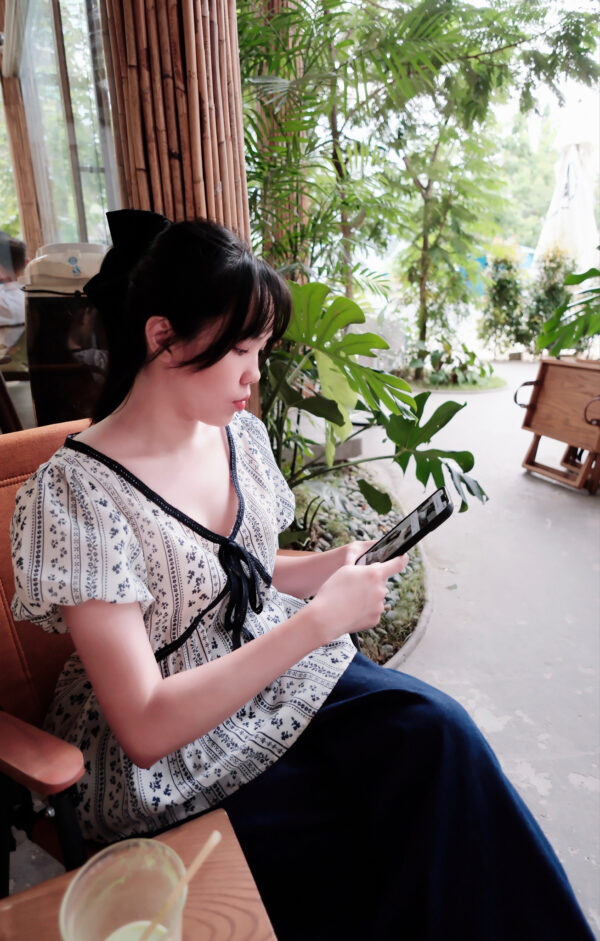 Áo Sơ Mi Hoa Nhí Cổ Tim Viền Ren Tay Ngắn Phồng Bo Chun - Ảnh 3