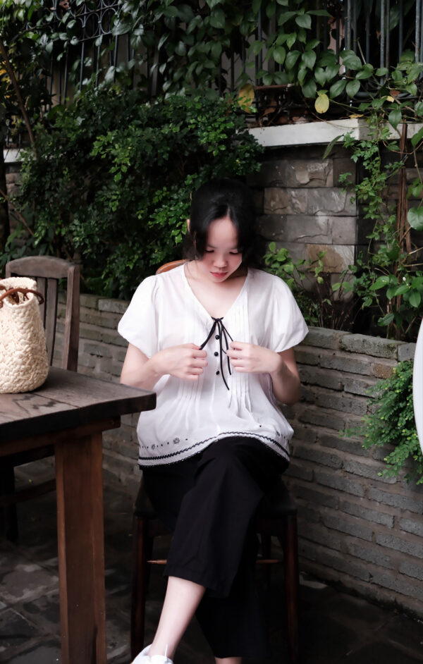 Áo Sơ Mi Cổ V Điệu Đà - Thiết Kế Thêu Hoa Tay Phồng Bo Chun, Chất Liệu Thô Thoáng Mát - Ảnh 6