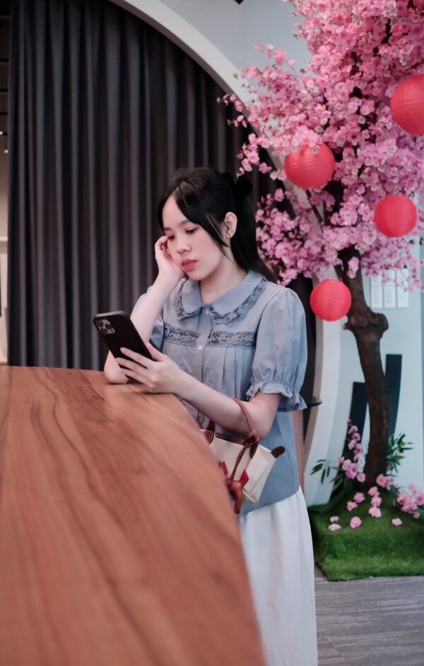 Áo Sơ Mi Cổ Sen Nút Dọc Thêu Hoa Viền Ren Tay Ngắn Bo Chun - Ảnh 4