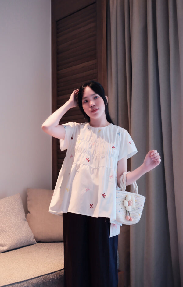 Áo Sơ Mi Babydoll Cổ Tròn Thêu Nơ Nhún Ngực Tay Ngắn Thô Đi Chơi Du Lịch - Ảnh 4