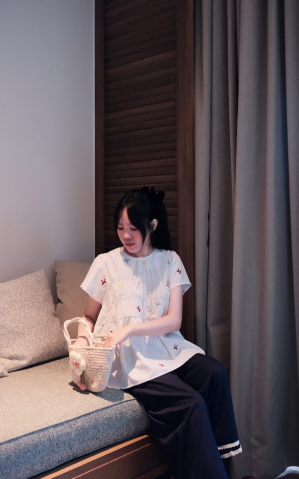 Áo Sơ Mi Babydoll Cổ Tròn Thêu Nơ Nhún Ngực Tay Ngắn Thô Đi Chơi Du Lịch - Ảnh 3