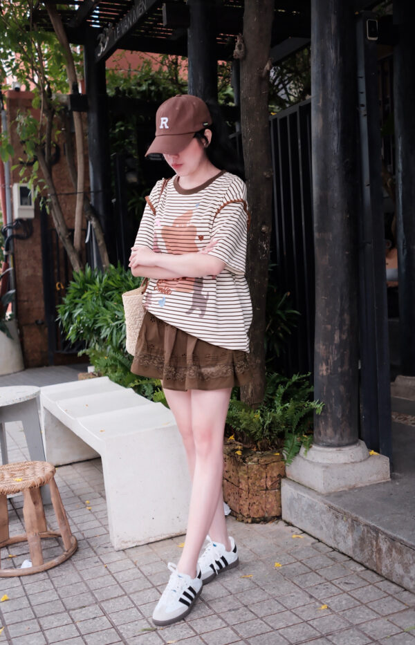 Áo thun cổ tròn kẻ sọc in hình viền ren tay ngắn - Phong cách năng động, trẻ trung - Ảnh 6