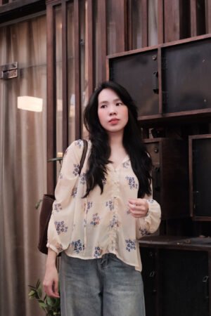 Áo sơ mi voan hoa cổ tròn cột nơ đính nút tay dài cài nút