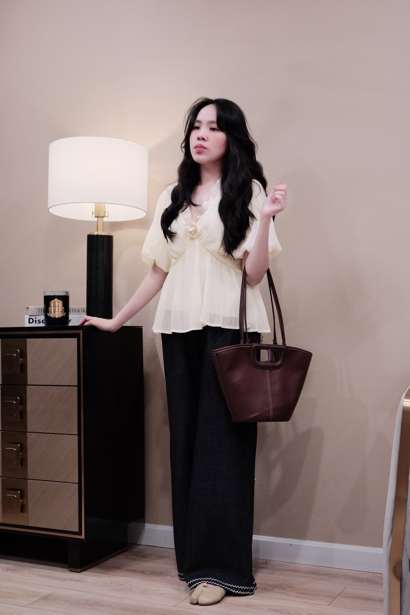 Áo Sơ Mi Cổ Tim Hoa Cài Ngực Tay Ngắn Phồng Nữ Tính - Ảnh 2