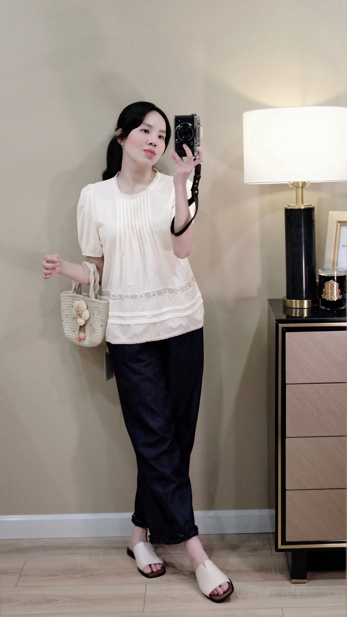 Áo Sơ Mi Cổ Tròn Viền Ren Tay Ngắn Bo Chun Nữ Tính - Thích Hợp Đi Chơi, Du Lịch - Ảnh 4