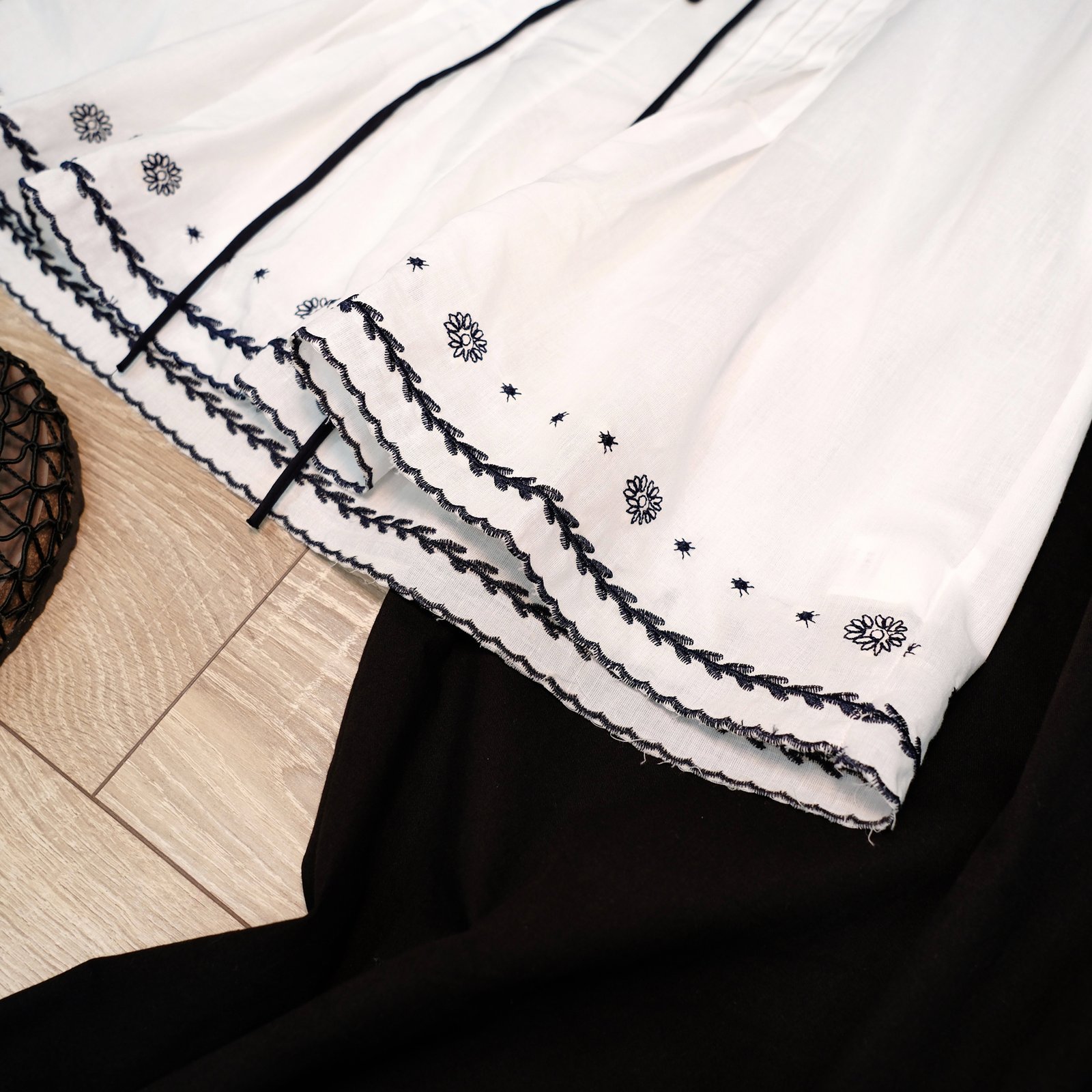 Áo Sơ Mi Cổ V Tay Ngắn Thêu Hoa Nữ Tính - Thích Hợp Đi Chơi, Chất Liệu Thô Thoáng Mát - Ảnh 3