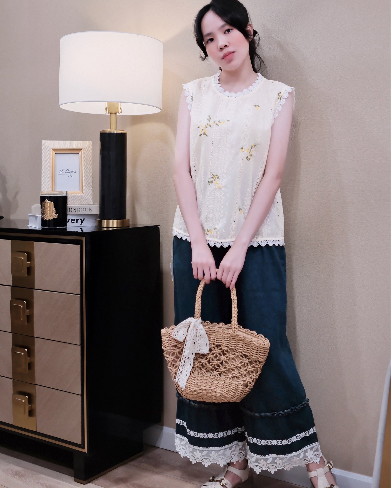 Áo Sơ Mi Nữ Kiểu Cách Cổ Tròn Viền Ren Thêu Hoa Sát Nách Chất Liệu Thô Thoáng Mát - Ảnh 5