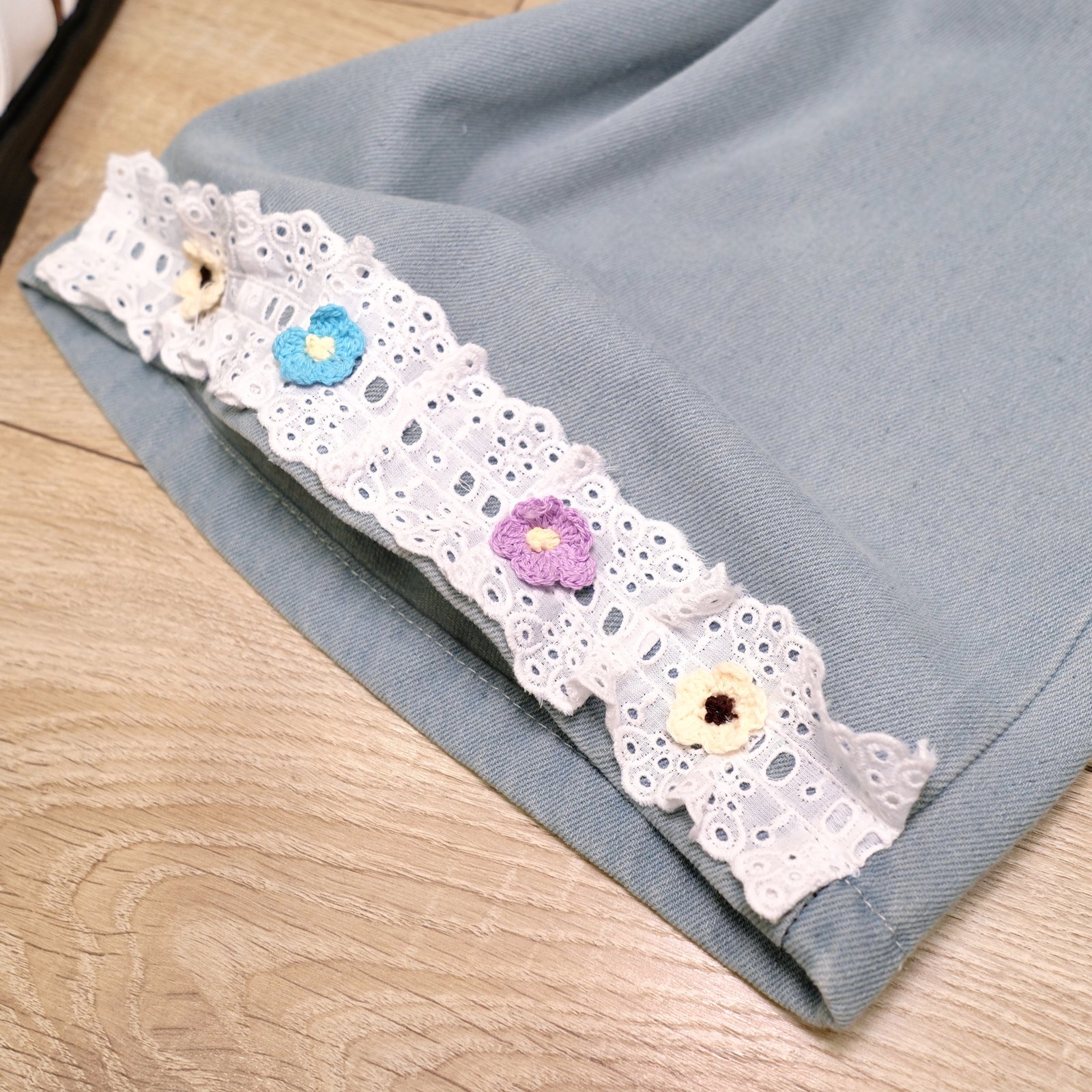 Áo Sơ Mi Cổ Sen Kẻ Sọc Cài Nút Dọc Đính Nơ Tay Ngắn - Ảnh 4