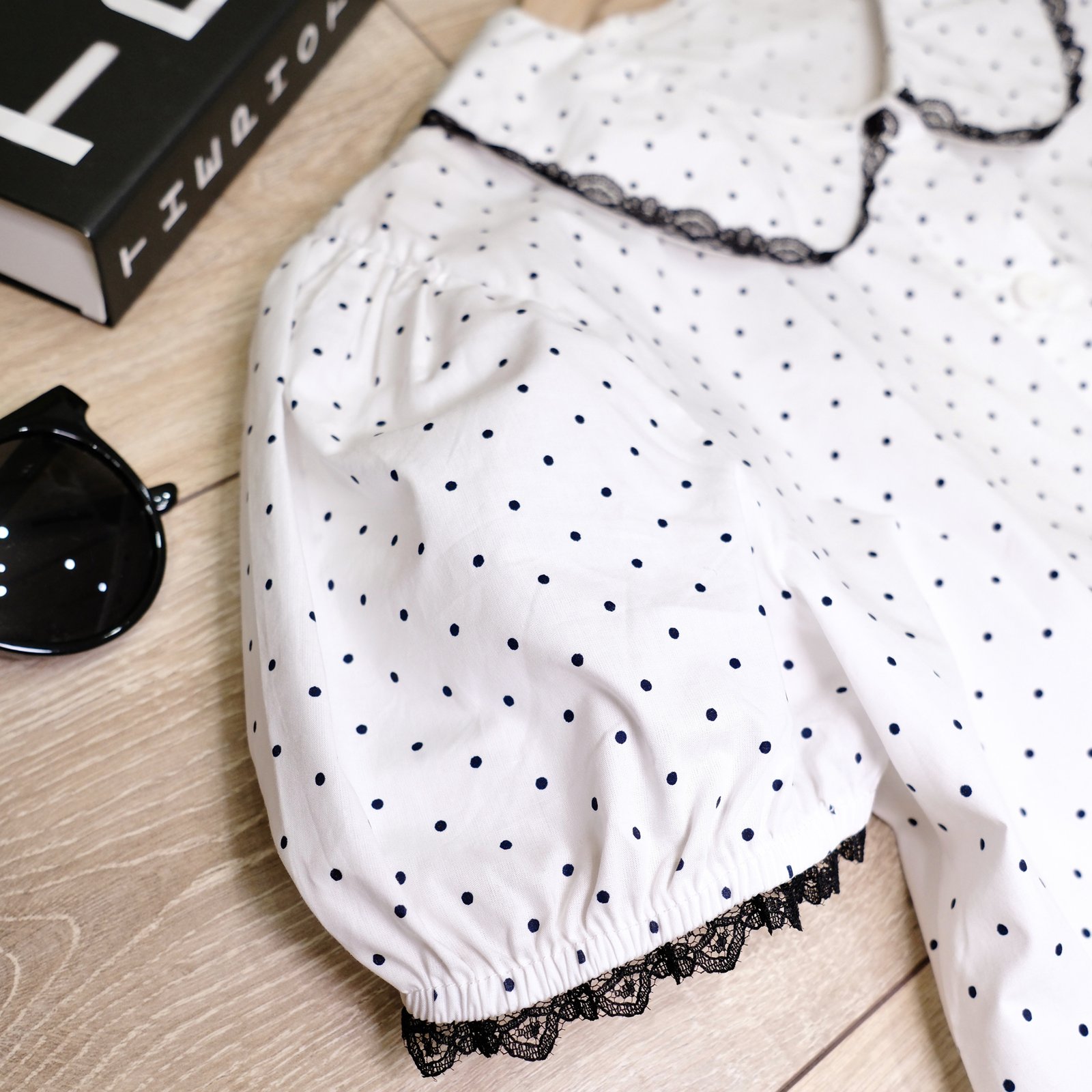 Áo sơ mi chấm bi cổ sen viền ren, tay ngắn bo chun - Thanh lịch, duyên dáng - Ảnh 4