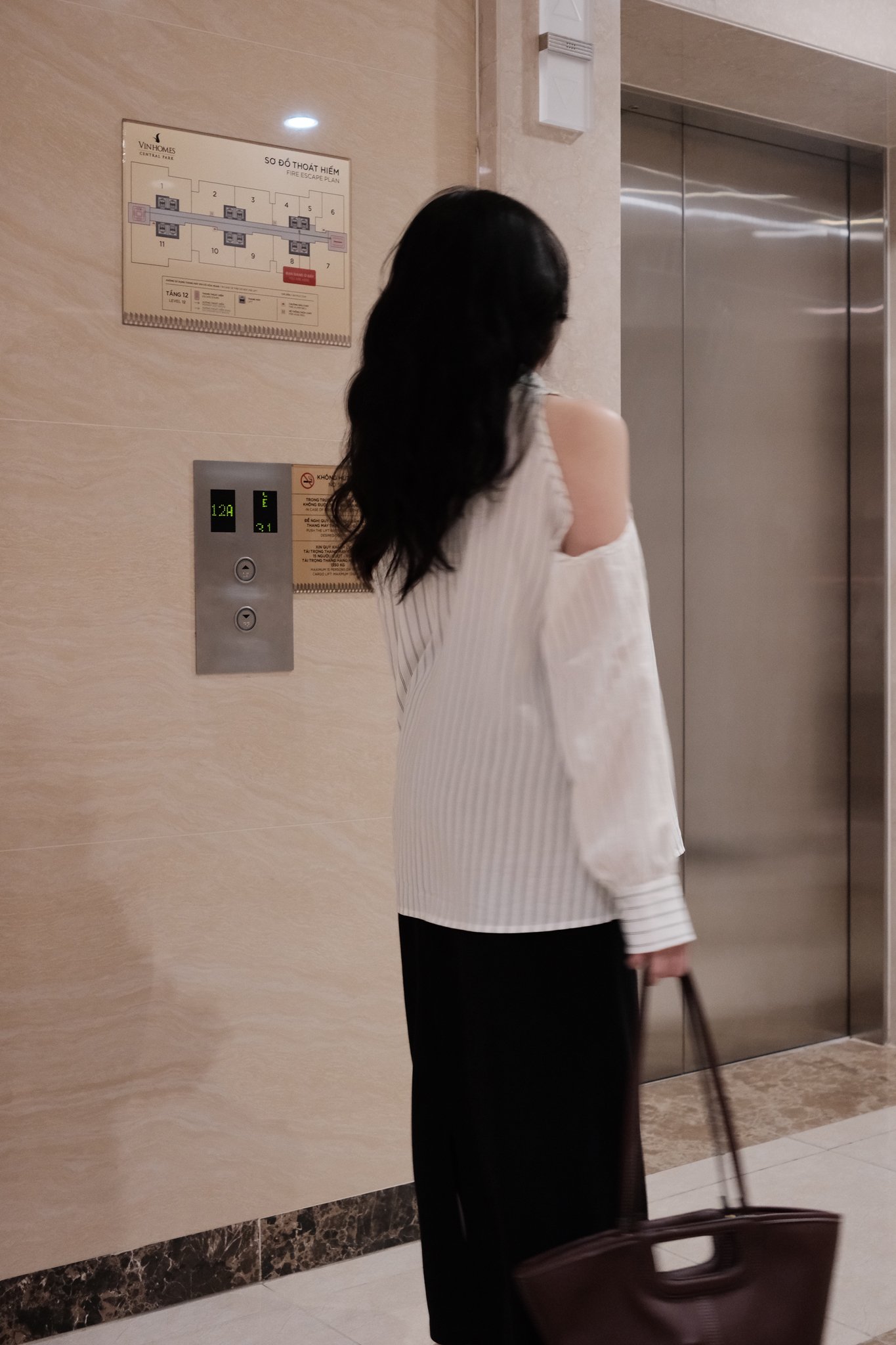 Áo Sơ Mi Kẻ Sọc Cổ Cao Cột Nơ Sau Hở Vai Tay Dài - Ảnh 2