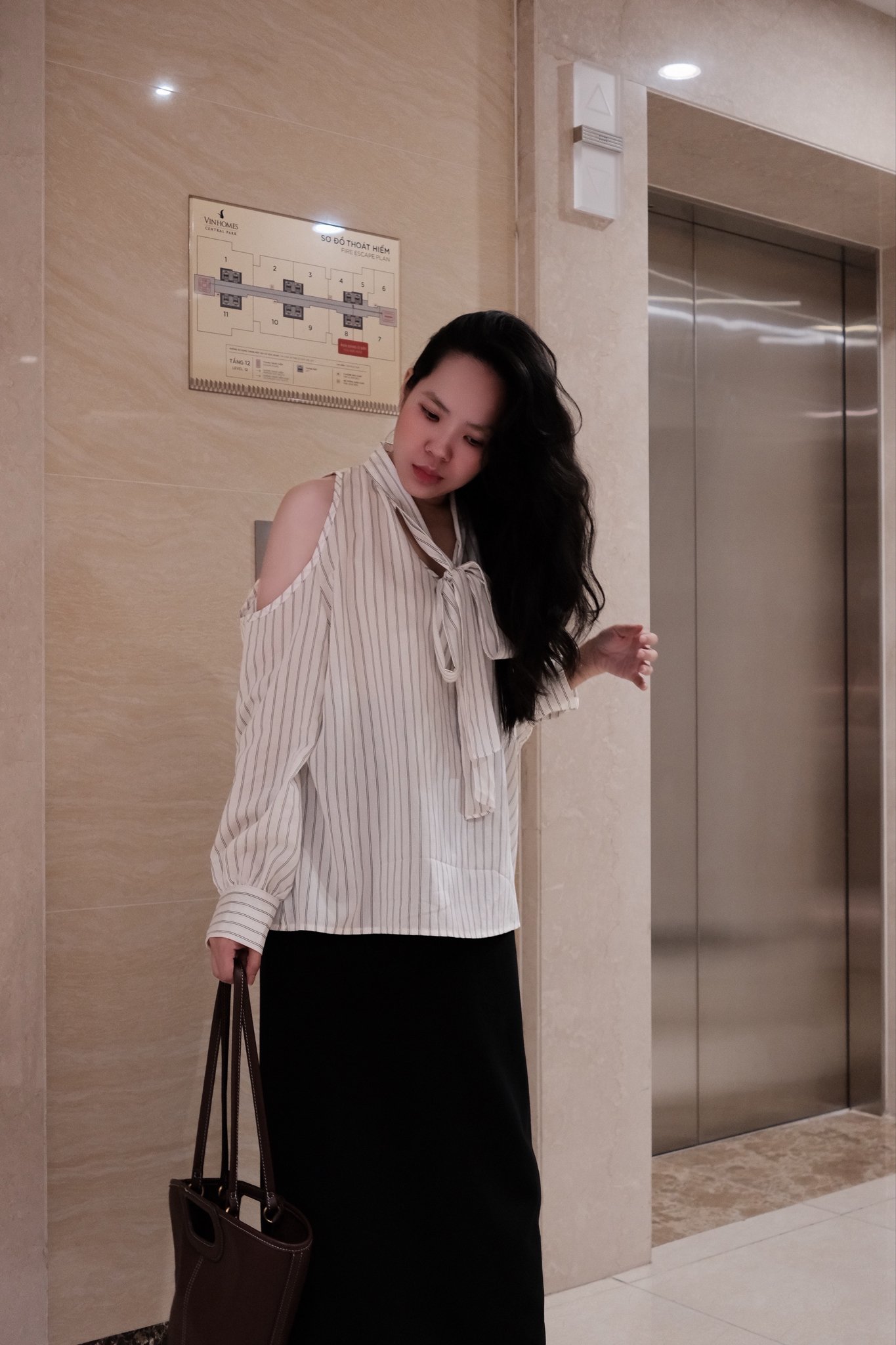 Áo Sơ Mi Kẻ Sọc Cổ Cao Cột Nơ Sau Hở Vai Tay Dài - Ảnh 7