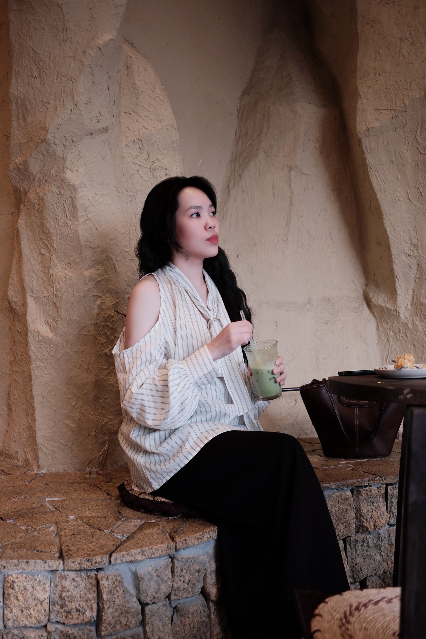 Áo Sơ Mi Kẻ Sọc Cổ Cao Cột Nơ Sau Hở Vai Tay Dài - Ảnh 3