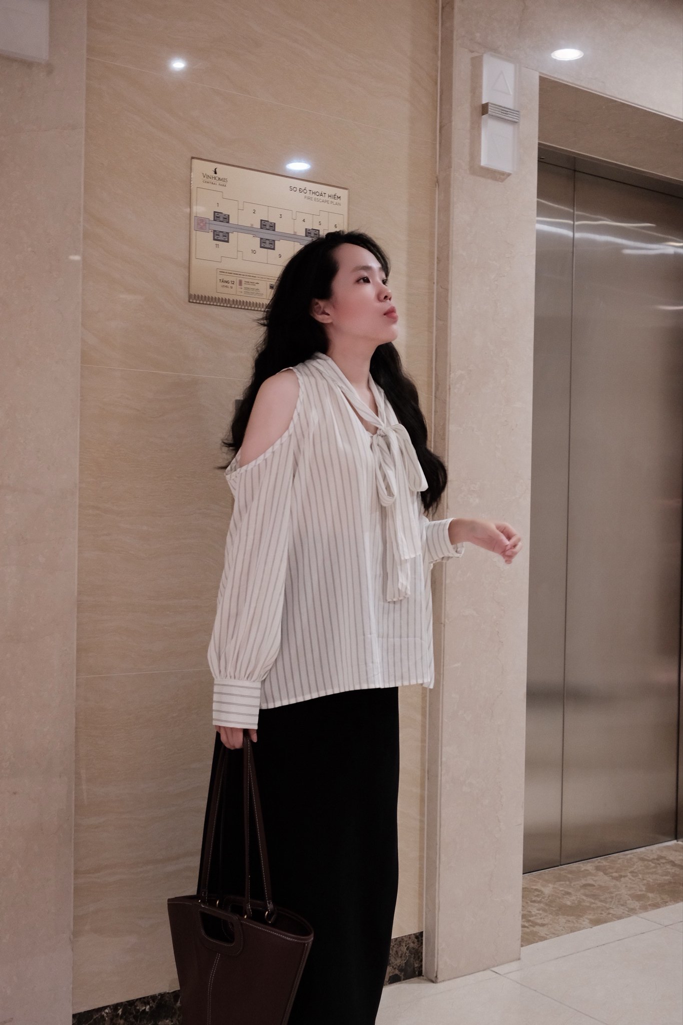 Áo Sơ Mi Kẻ Sọc Cổ Cao Cột Nơ Sau Hở Vai Tay Dài - Ảnh 6