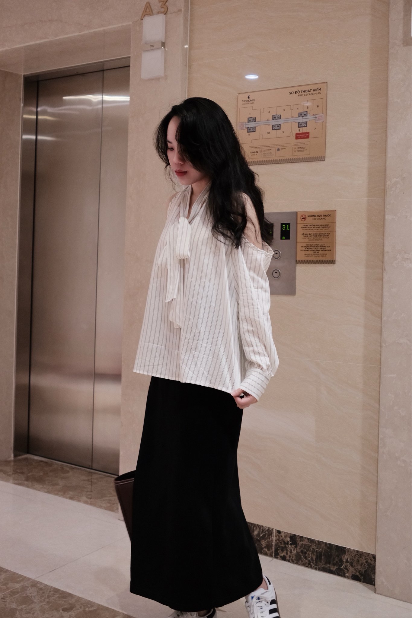 Áo Sơ Mi Kẻ Sọc Cổ Cao Cột Nơ Sau Hở Vai Tay Dài - Ảnh 5