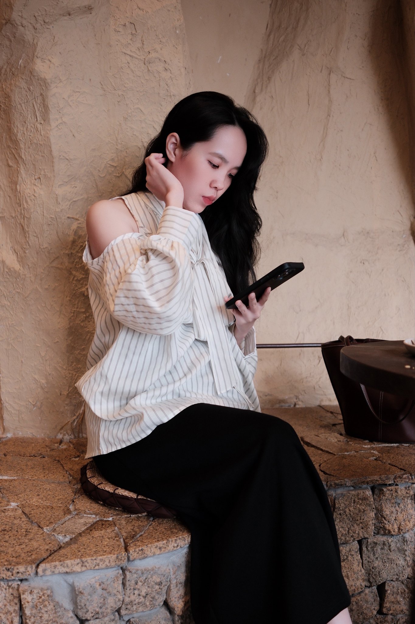 Áo Sơ Mi Kẻ Sọc Cổ Cao Cột Nơ Sau Hở Vai Tay Dài - Ảnh 4