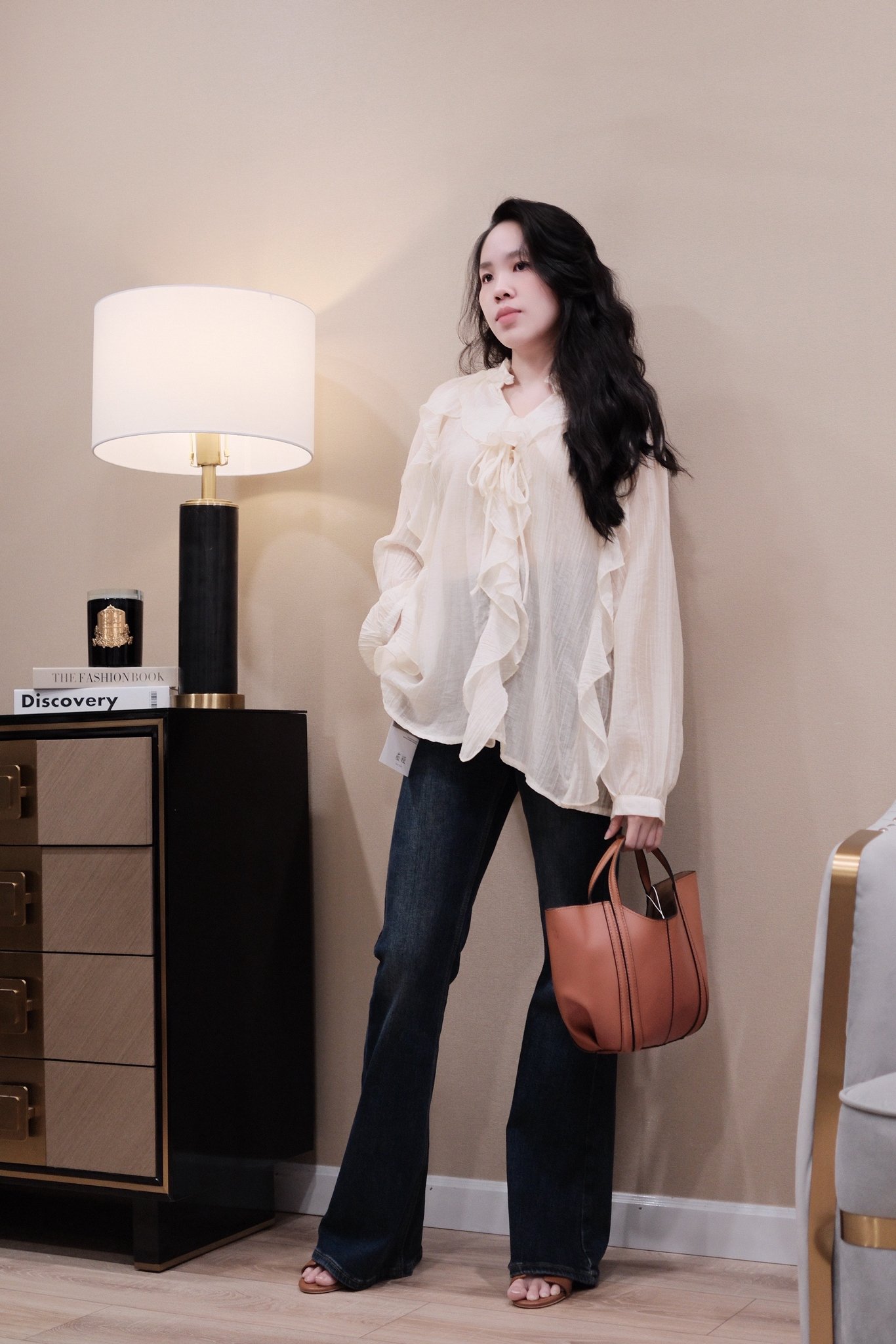 Áo Sơ Mi Voan Tơ Cổ V Buộc Nơ Bèo Dài Tay - Thiết Kế Thanh Lịch, Chất Liệu Mềm Mại - Ảnh 2