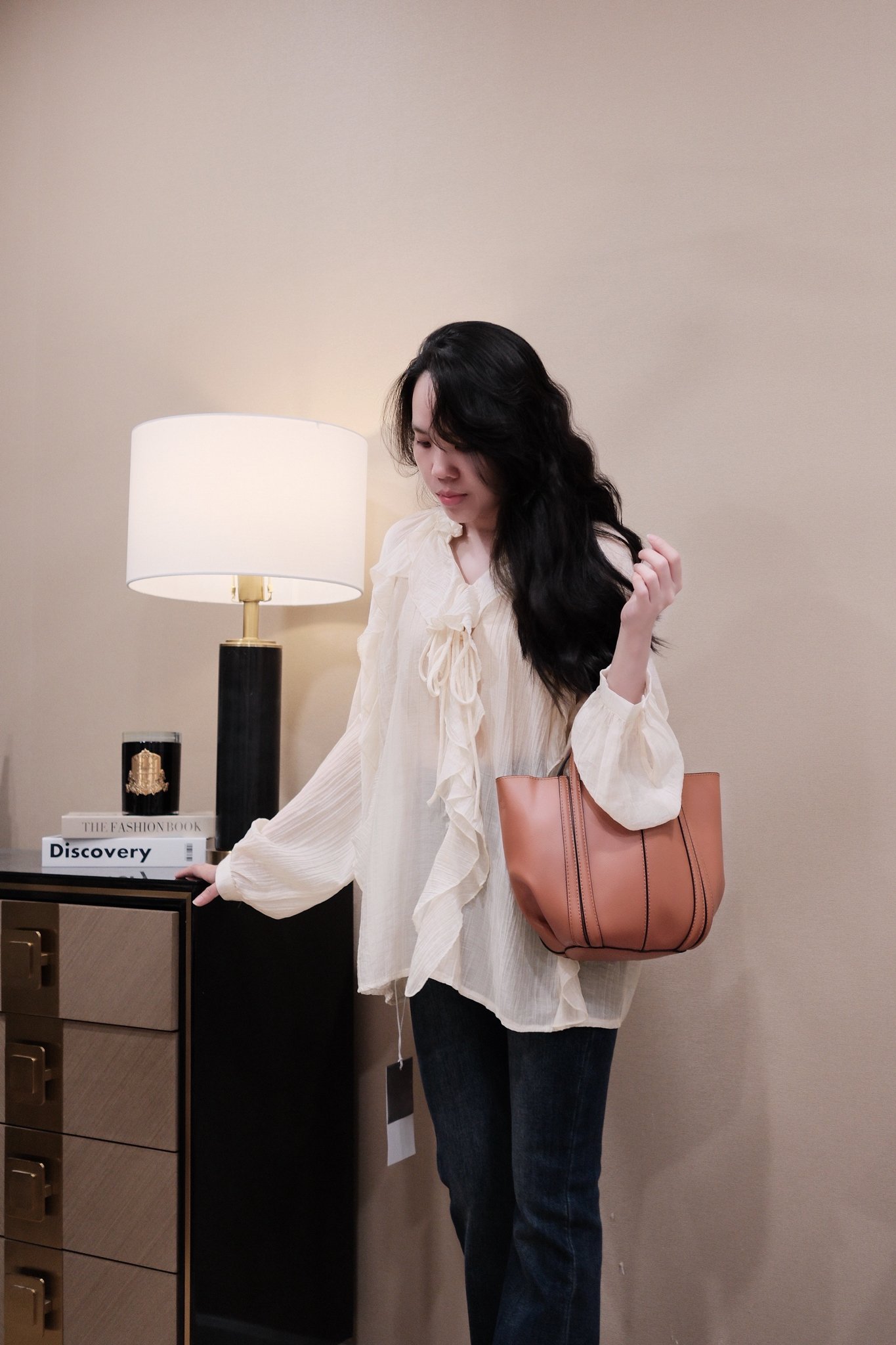 Áo Sơ Mi Voan Tơ Cổ V Buộc Nơ Bèo Dài Tay - Thiết Kế Thanh Lịch, Chất Liệu Mềm Mại - Ảnh 3