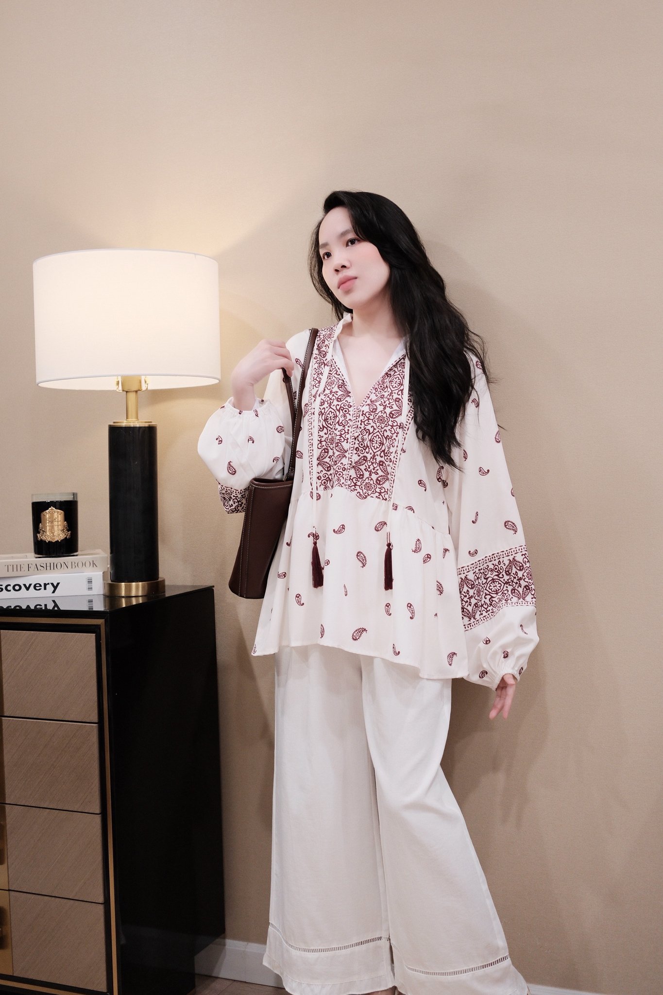 Áo Sơ Mi Nữ Cổ Trụ Cột Nơ Họa Tiết Thổ Cẩm Tay Dài Bo Chun - Phong Cách Đi Chơi - Ảnh 2