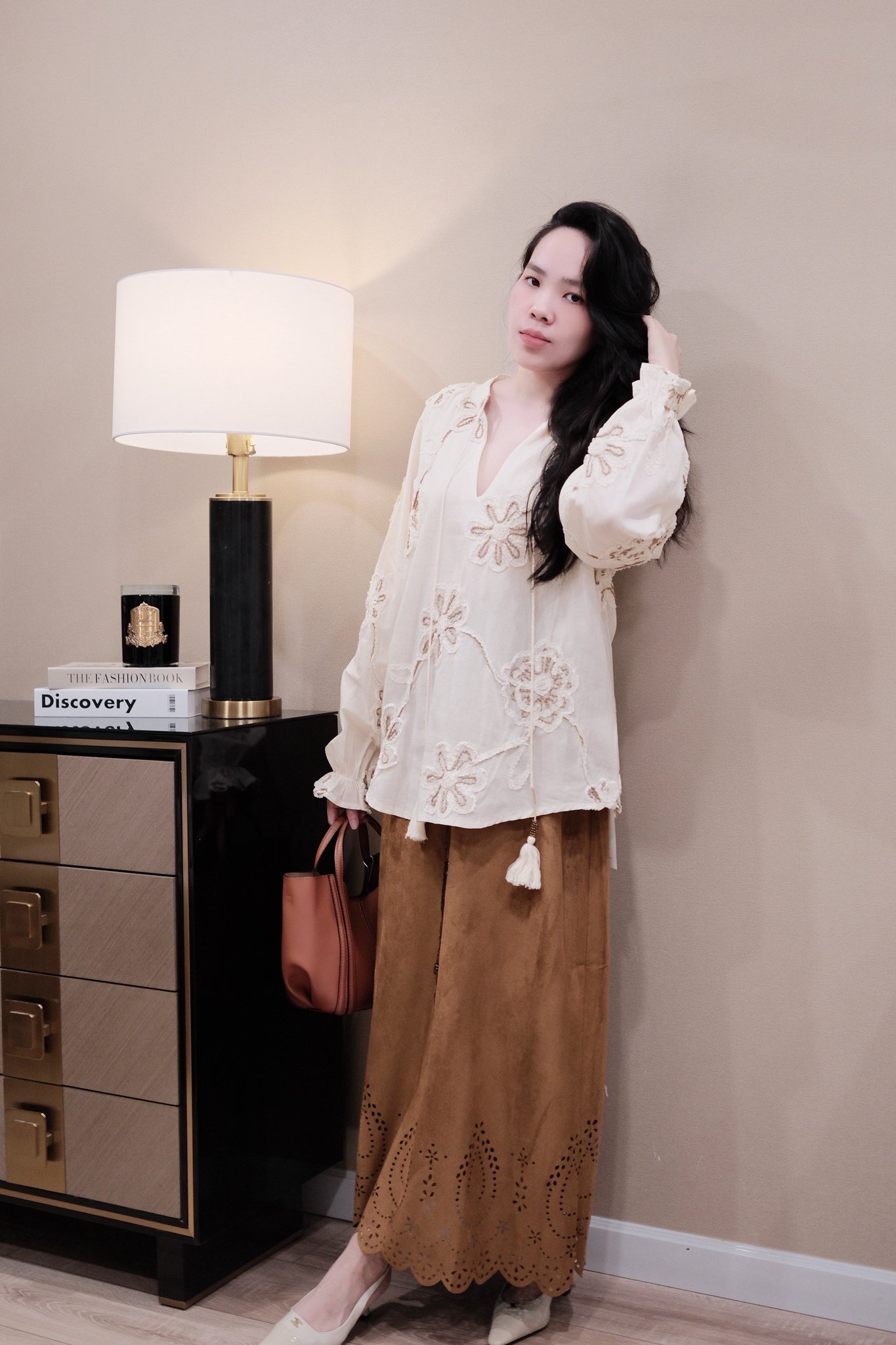 Áo Sơ Mi Thêu Hoa Cổ V Cột Nơ Tay Dài Bo Chun Chất Thô Rộng Phong Cách Đi Chơi Du Lịch - Ảnh 4