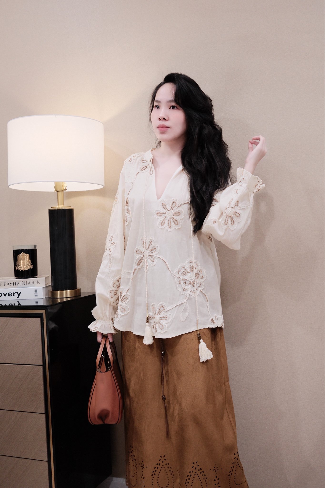 Áo Sơ Mi Thêu Hoa Cổ V Cột Nơ Tay Dài Bo Chun Chất Thô Rộng Phong Cách Đi Chơi Du Lịch - Ảnh 6