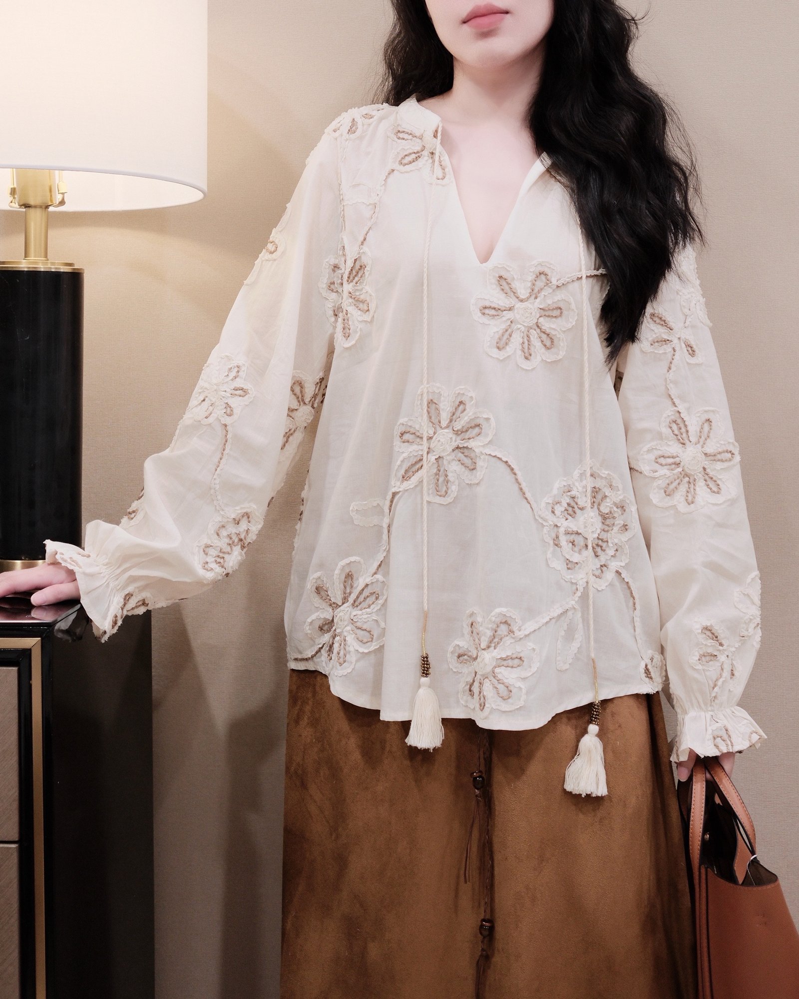 Áo Sơ Mi Thêu Hoa Cổ V Cột Nơ Tay Dài Bo Chun Chất Thô Rộng Phong Cách Đi Chơi Du Lịch - Ảnh 3