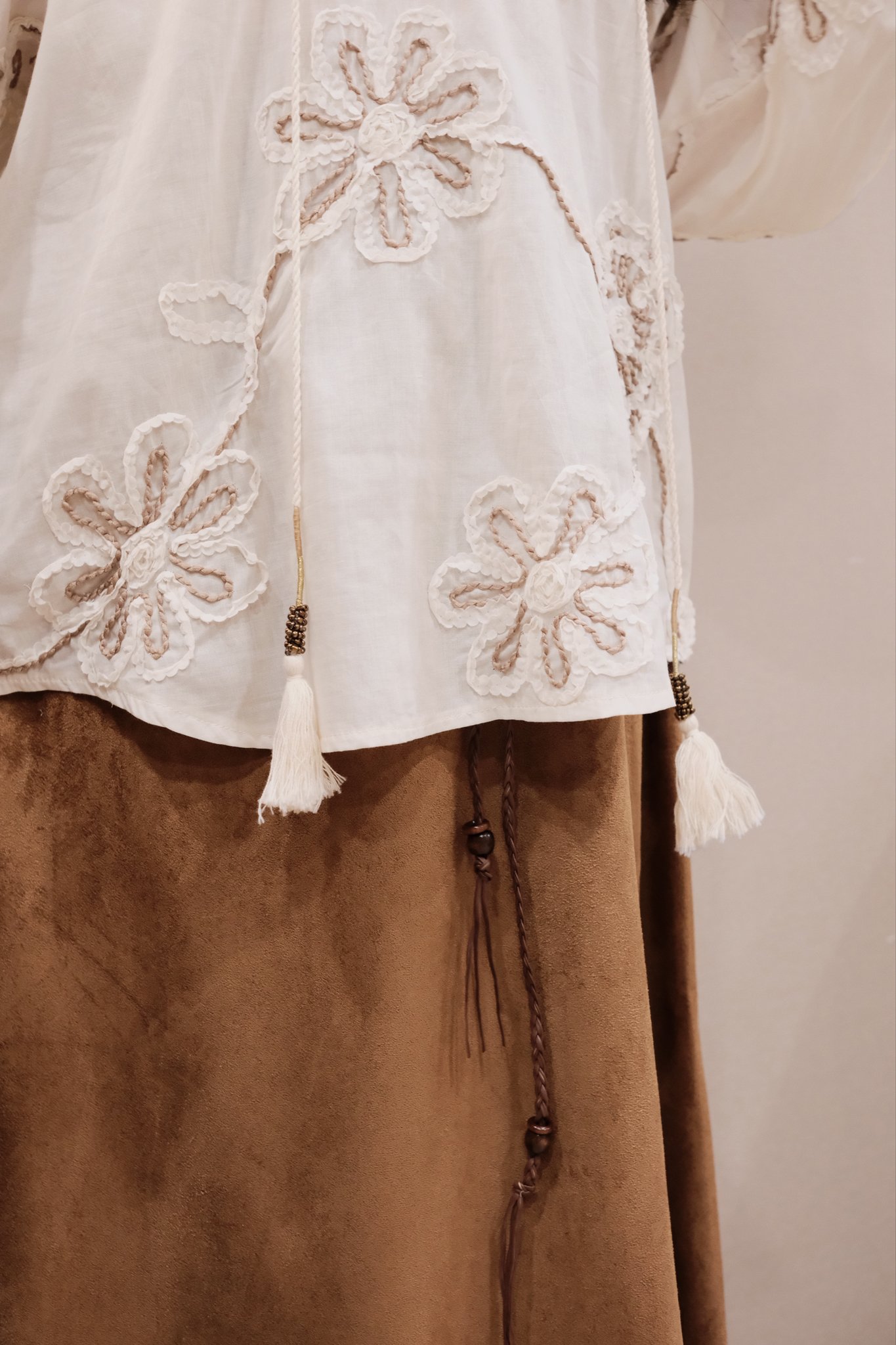 Áo Sơ Mi Thêu Hoa Cổ V Cột Nơ Tay Dài Bo Chun Chất Thô Rộng Phong Cách Đi Chơi Du Lịch - Ảnh 2