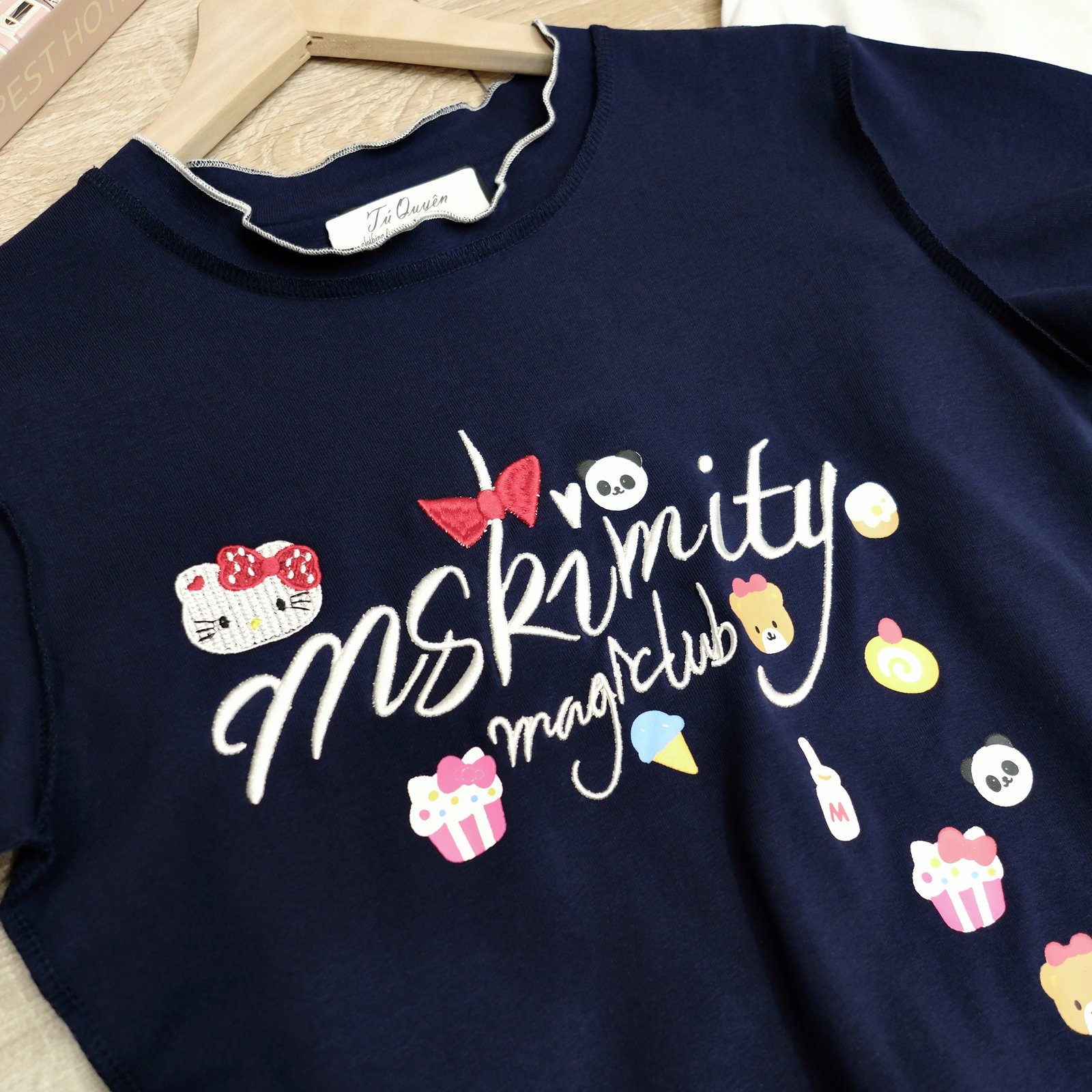 Áo Thun Nữ Cổ Viền Bèo Thêu Chữ Tay Ngắn Phong Cách Hàn Quốc Đi Chơi Du Lịch - Ảnh 3