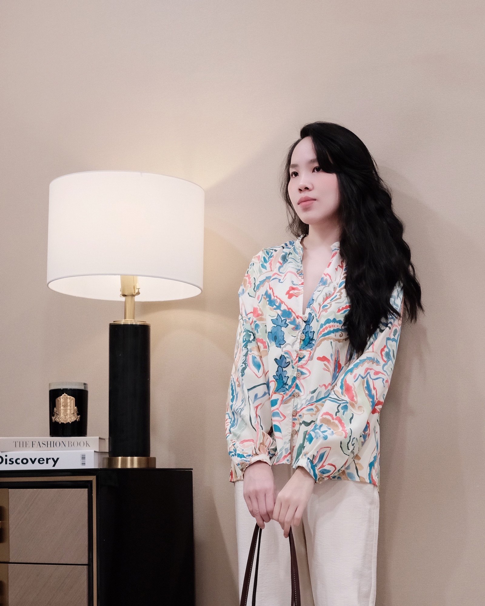 Áo Kiểu Hoa Văn Cổ V Nữ Tay Dài Thanh Lịch Phóng Khoáng – Phong Cách Hiện Đại Dạo Phố Du Lịch - Ảnh 3