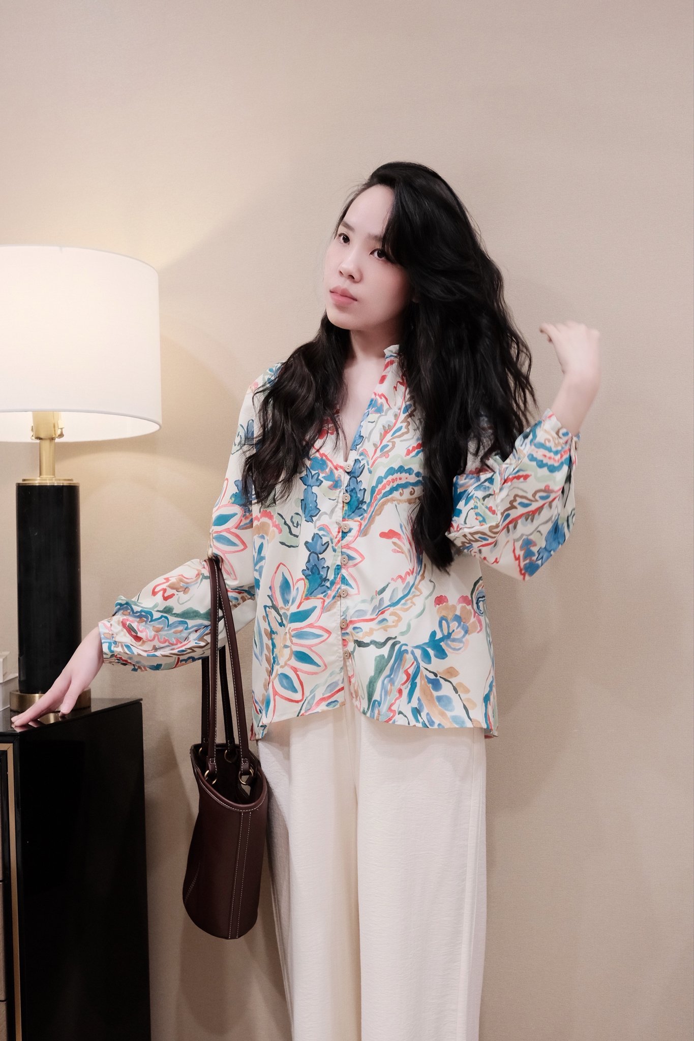 Áo Kiểu Hoa Văn Cổ V Nữ Tay Dài Thanh Lịch Phóng Khoáng – Phong Cách Hiện Đại Dạo Phố Du Lịch - Ảnh 5