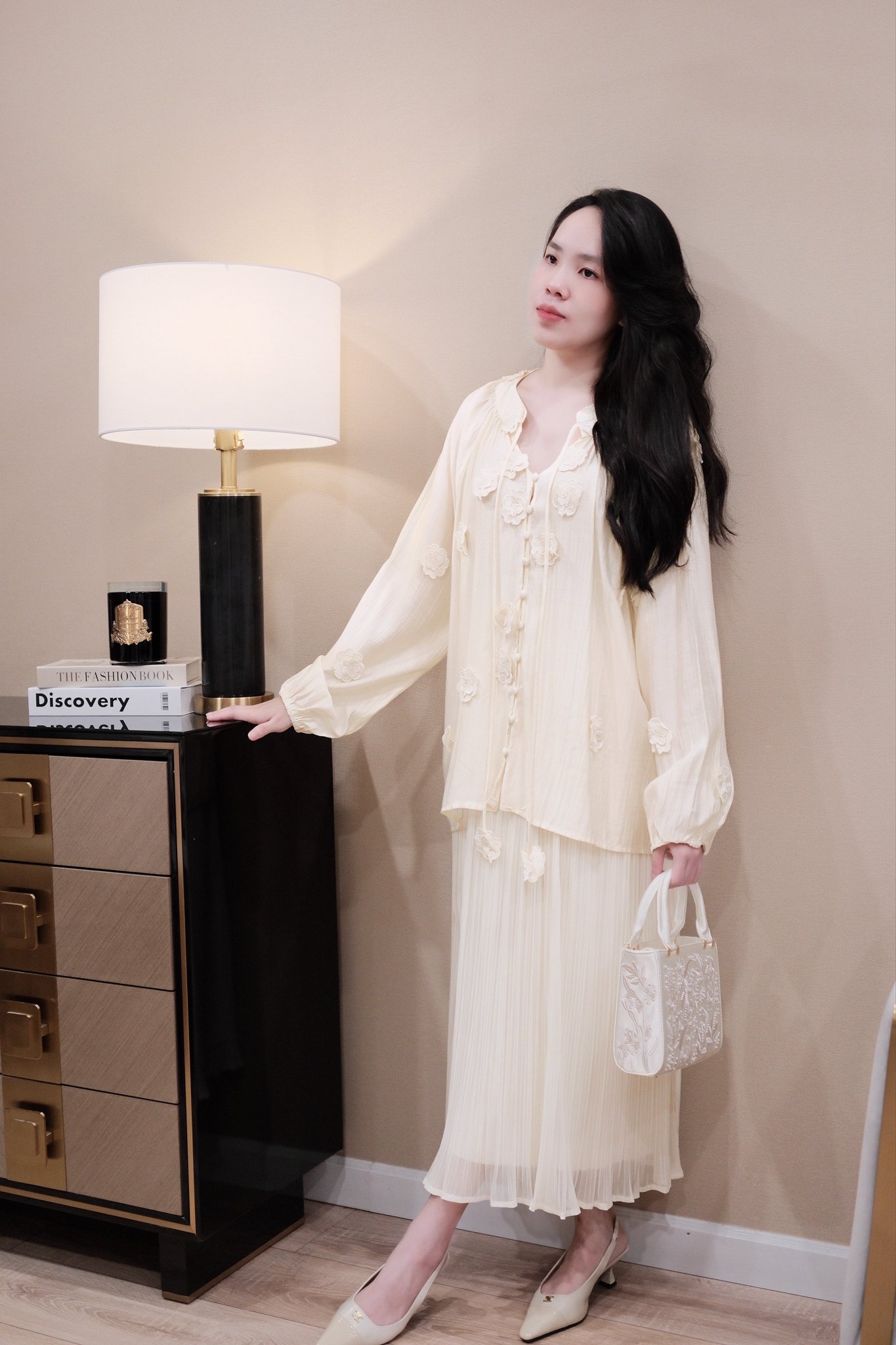 "Áo Sơ Mi Voan Nữ Cổ Tròn Cột Nơ, Đính Hoa Nổi 3D, Tay Dài Bo Chun – Phong Cách Thanh Lịch, Du Lịch & Dạo Phố" - Ảnh 3