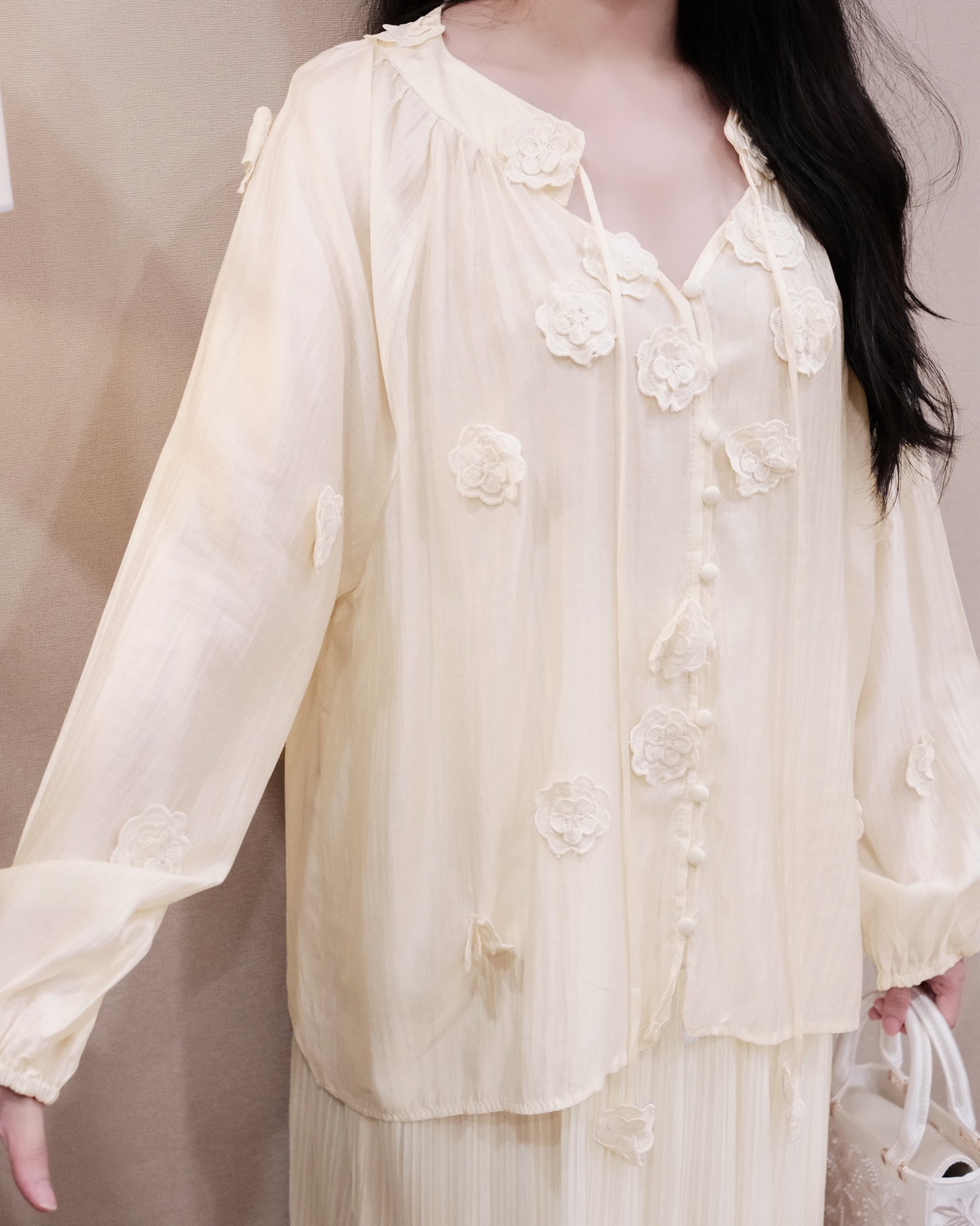 "Áo Sơ Mi Voan Nữ Cổ Tròn Cột Nơ, Đính Hoa Nổi 3D, Tay Dài Bo Chun – Phong Cách Thanh Lịch, Du Lịch & Dạo Phố" - Ảnh 2