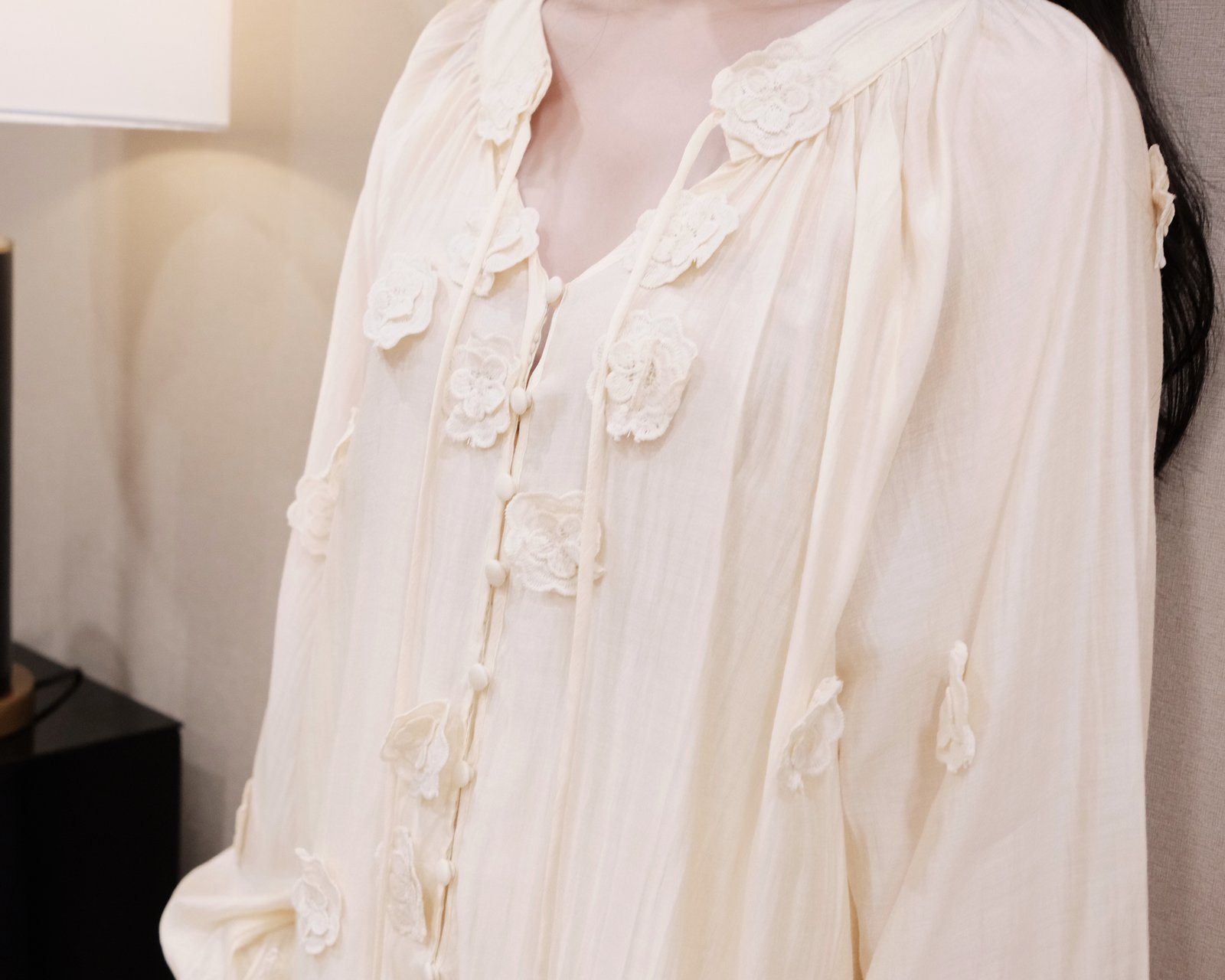 "Áo Sơ Mi Voan Nữ Cổ Tròn Cột Nơ, Đính Hoa Nổi 3D, Tay Dài Bo Chun – Phong Cách Thanh Lịch, Du Lịch & Dạo Phố" - Ảnh 4