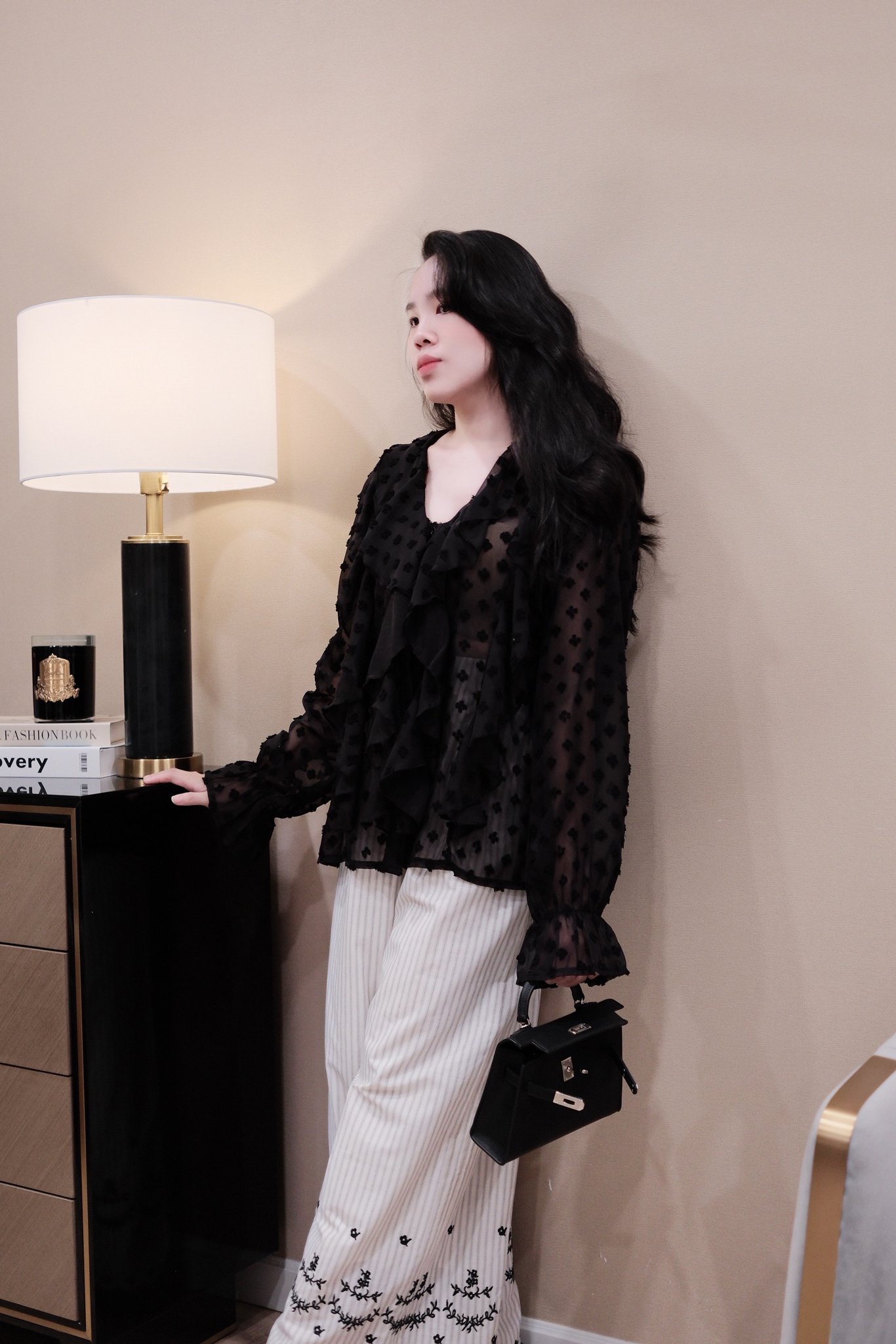 Áo Sơ Mi Voan Họa Tiết Nổi Cổ V Phối Bèo Tay Dài Bo Chun - Thanh Lịch, Bay Bổng - Ảnh 4