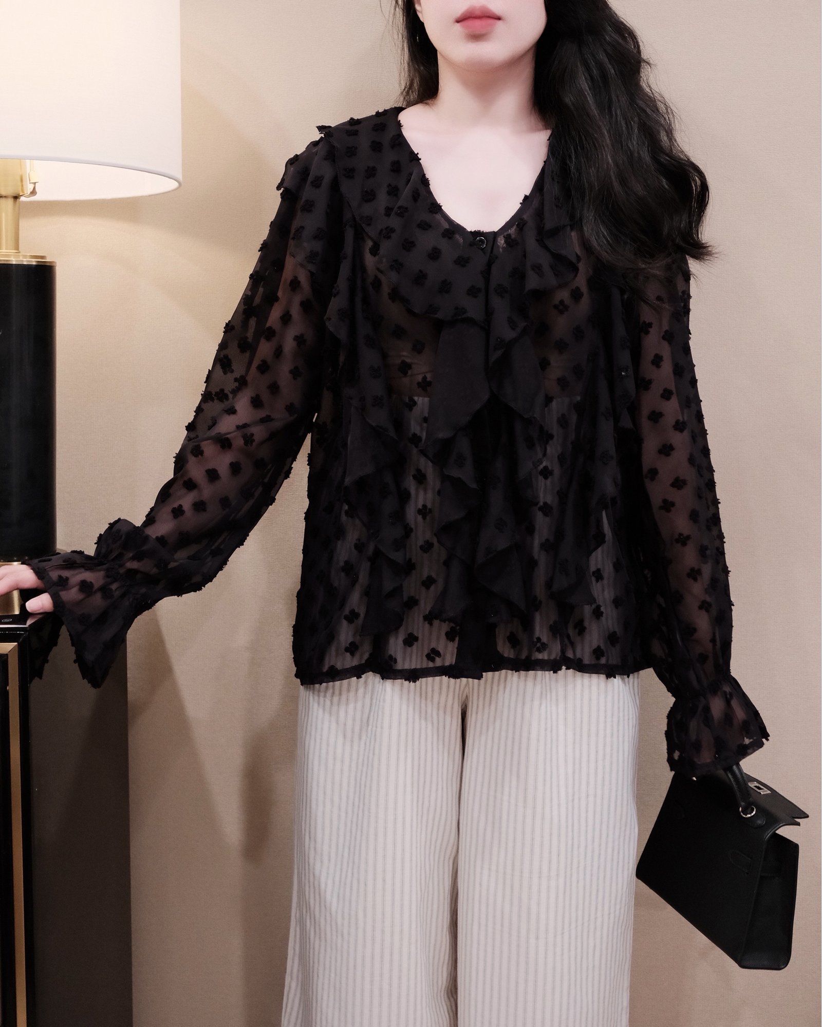 Áo Sơ Mi Voan Họa Tiết Nổi Cổ V Phối Bèo Tay Dài Bo Chun - Thanh Lịch, Bay Bổng - Ảnh 3