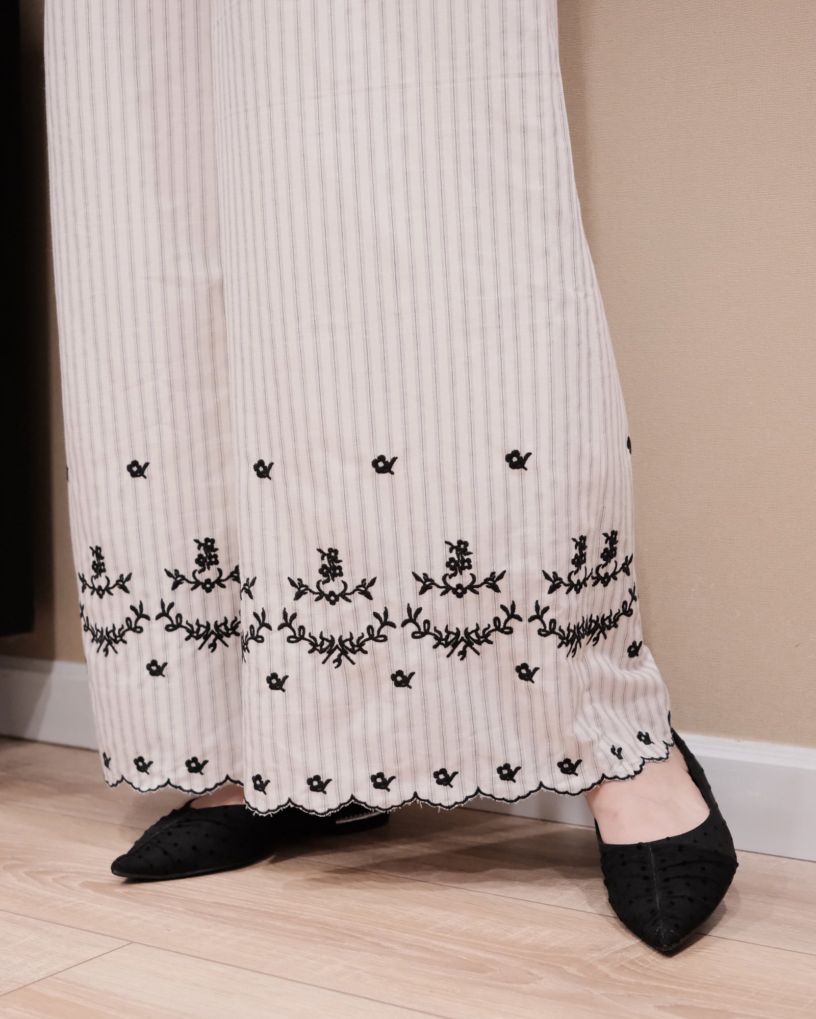 Áo Sơ Mi Voan Họa Tiết Nổi Cổ V Phối Bèo Tay Dài Bo Chun - Thanh Lịch, Bay Bổng - Ảnh 5