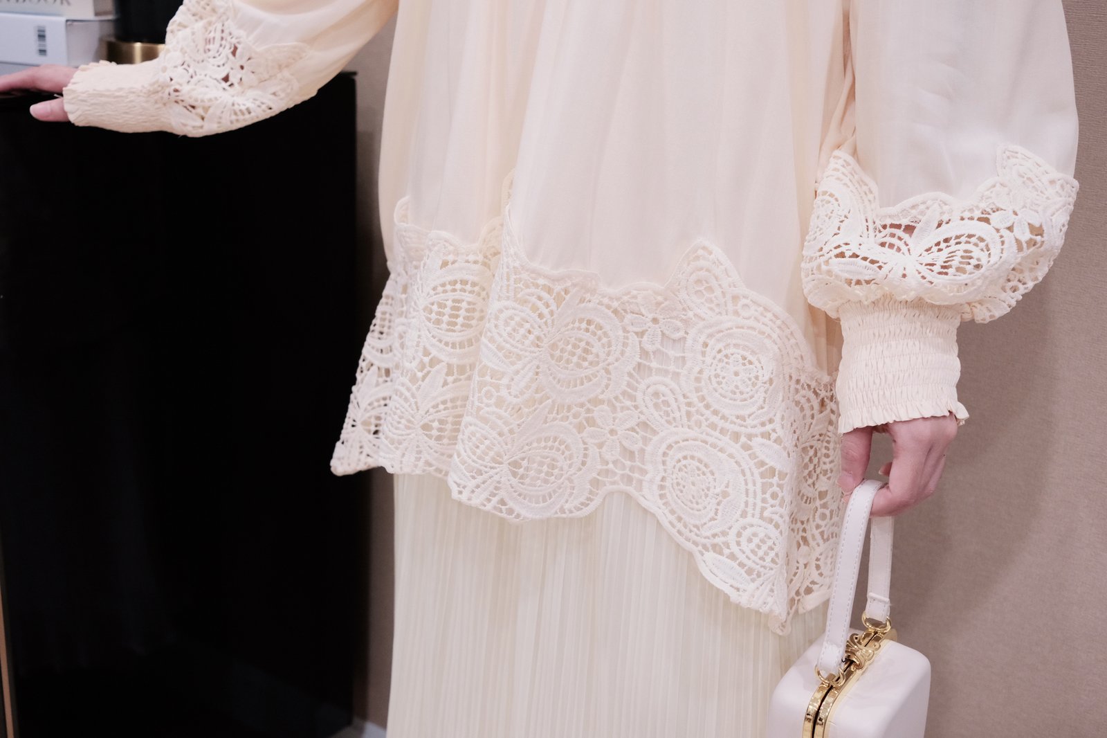 Áo Trễ Vai Bo Chun Tay Dài Phối Ren Tinh Tế, Đính Nút Thanh Lịch. Phong Cách Nữ Tính Đi Chơi, Du Lịch Thoải Mái. - Ảnh 3