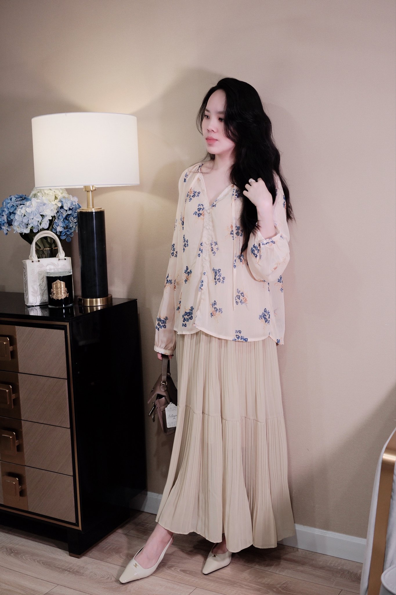 Áo sơ mi voan hoa cổ tròn cột nơ đính nút tay dài cài nút - Ảnh 4