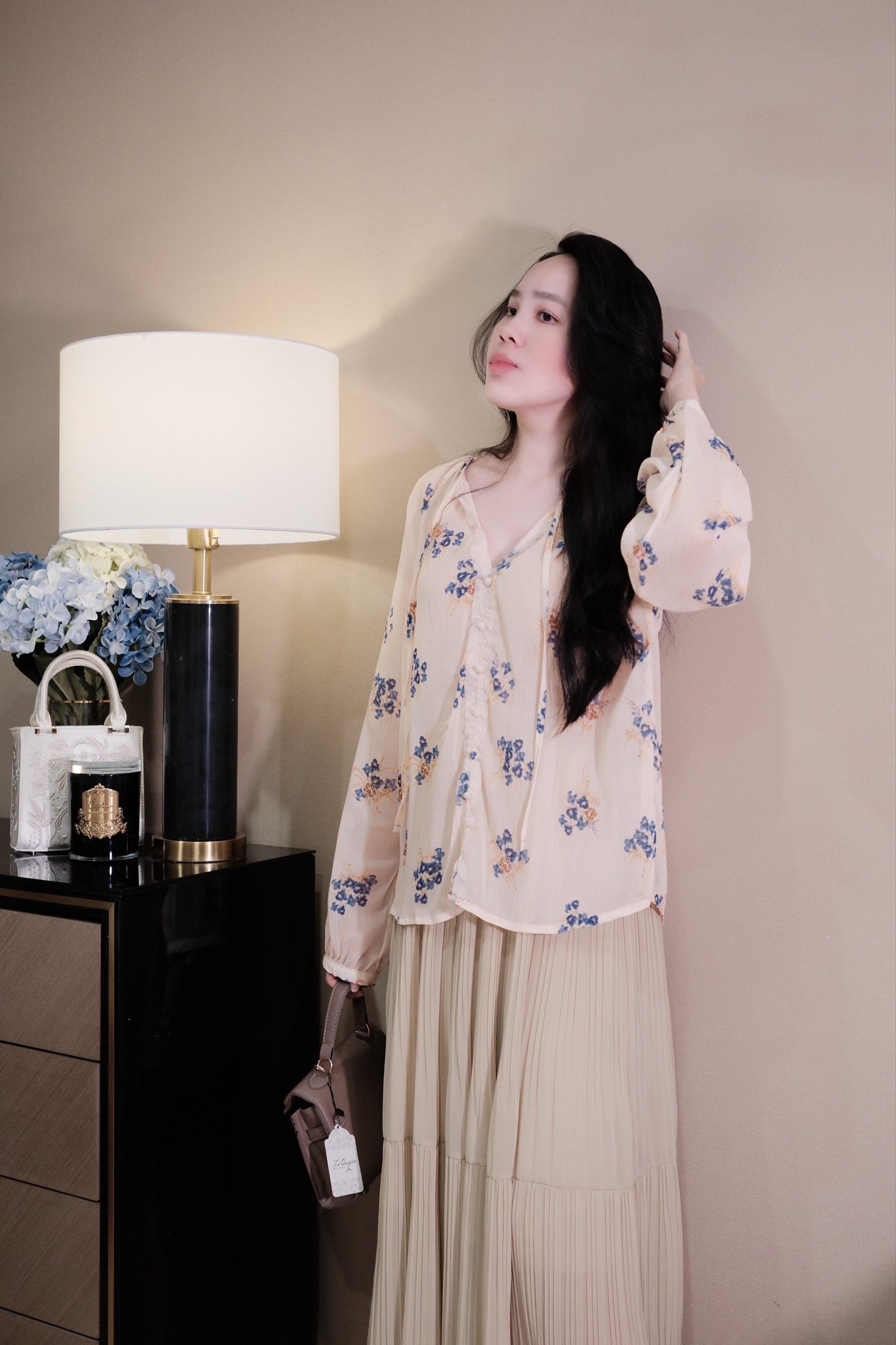 Áo sơ mi voan hoa cổ tròn cột nơ đính nút tay dài cài nút - Ảnh 3