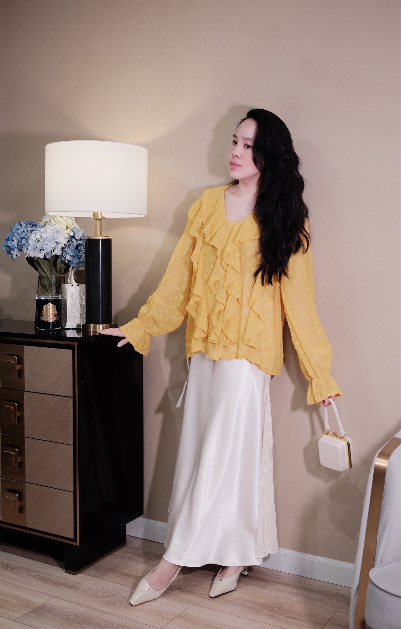 Áo Sơ Mi Voan Họa Tiết Nổi Cổ V Phối Bèo Tay Dài Bo Chun - Thanh Lịch, Bay Bổng - Ảnh 10