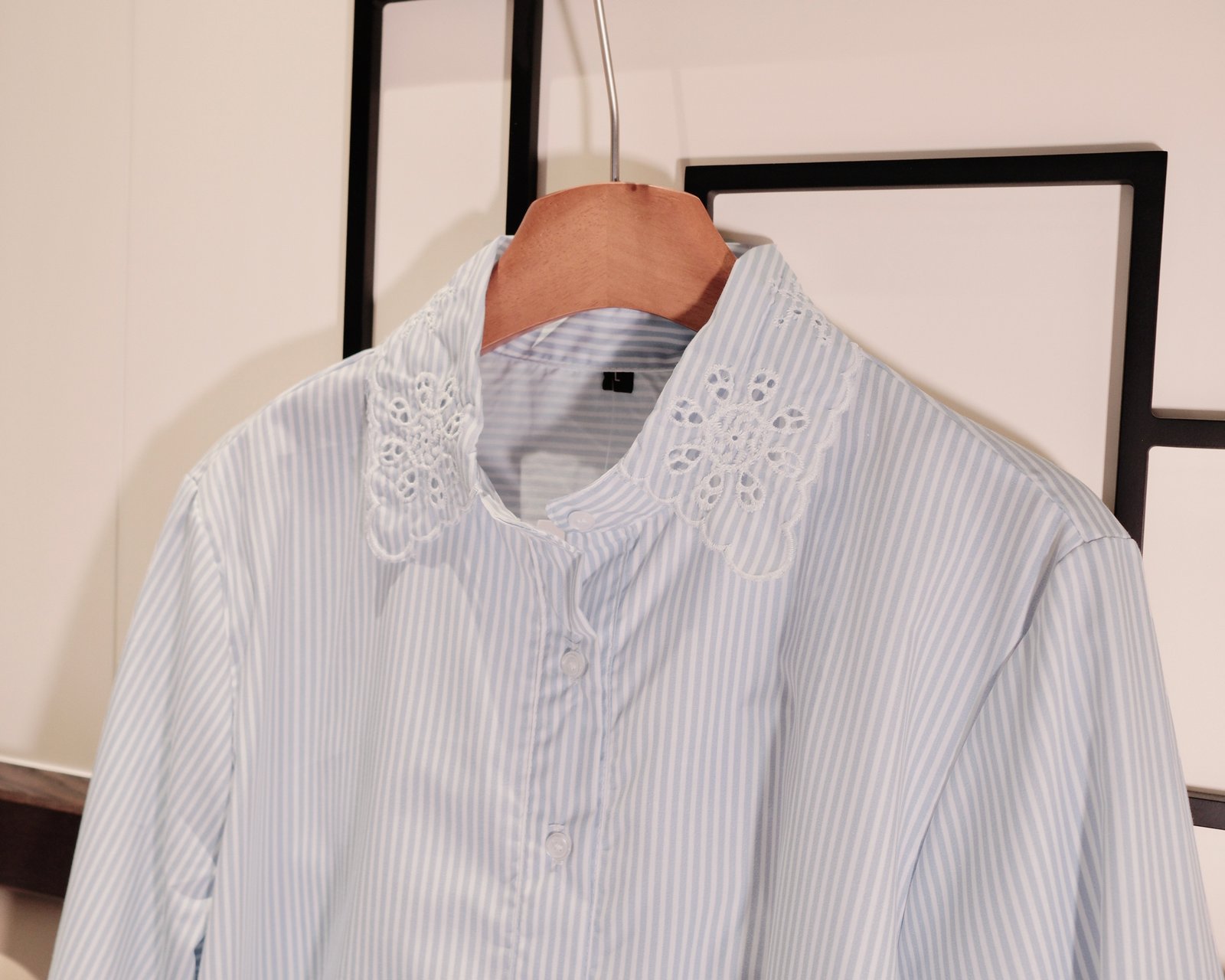 Áo Sơ Mi Nữ Kẻ Sọc Dọc Phối Ren Đục Lỗ Tay Dài Thanh Lịch - Đa Năng Cho Công Sở, Dạo Phố, Du Lịch - Ảnh 3