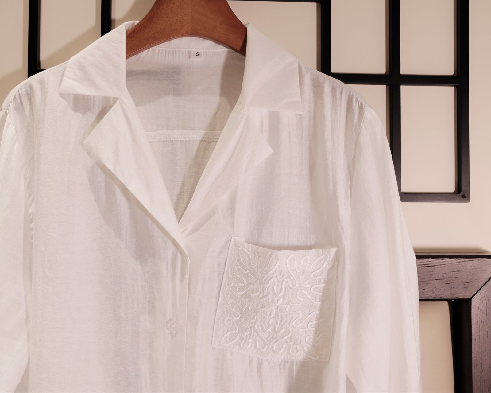 Áo Sơ Mi Nữ Cổ Vest Thanh Lịch Tay Dài Chất Liệu Thô Túi Thêu Phong Cách Công Sở - Ảnh 2