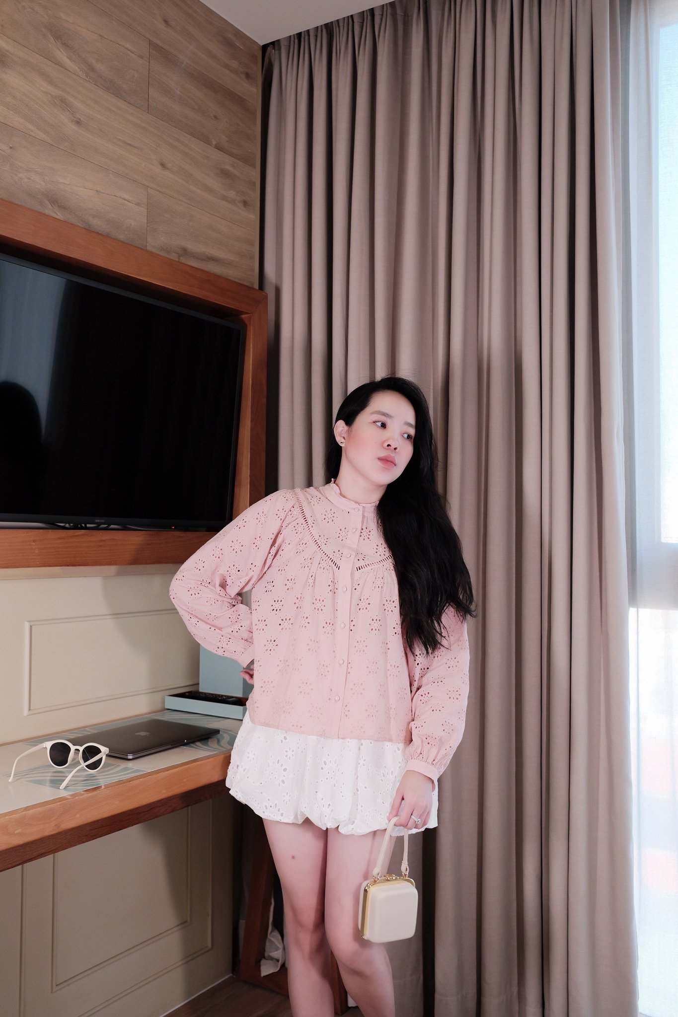 title: Áo Sơ Mi Nữ Cổ Tròn Viền Bèo Thêu Hoa Tay Dài, Chất Liệu Thô Cao Cấp - Phong Cách Dịu Dàng, Thanh Lịch - Ảnh 3