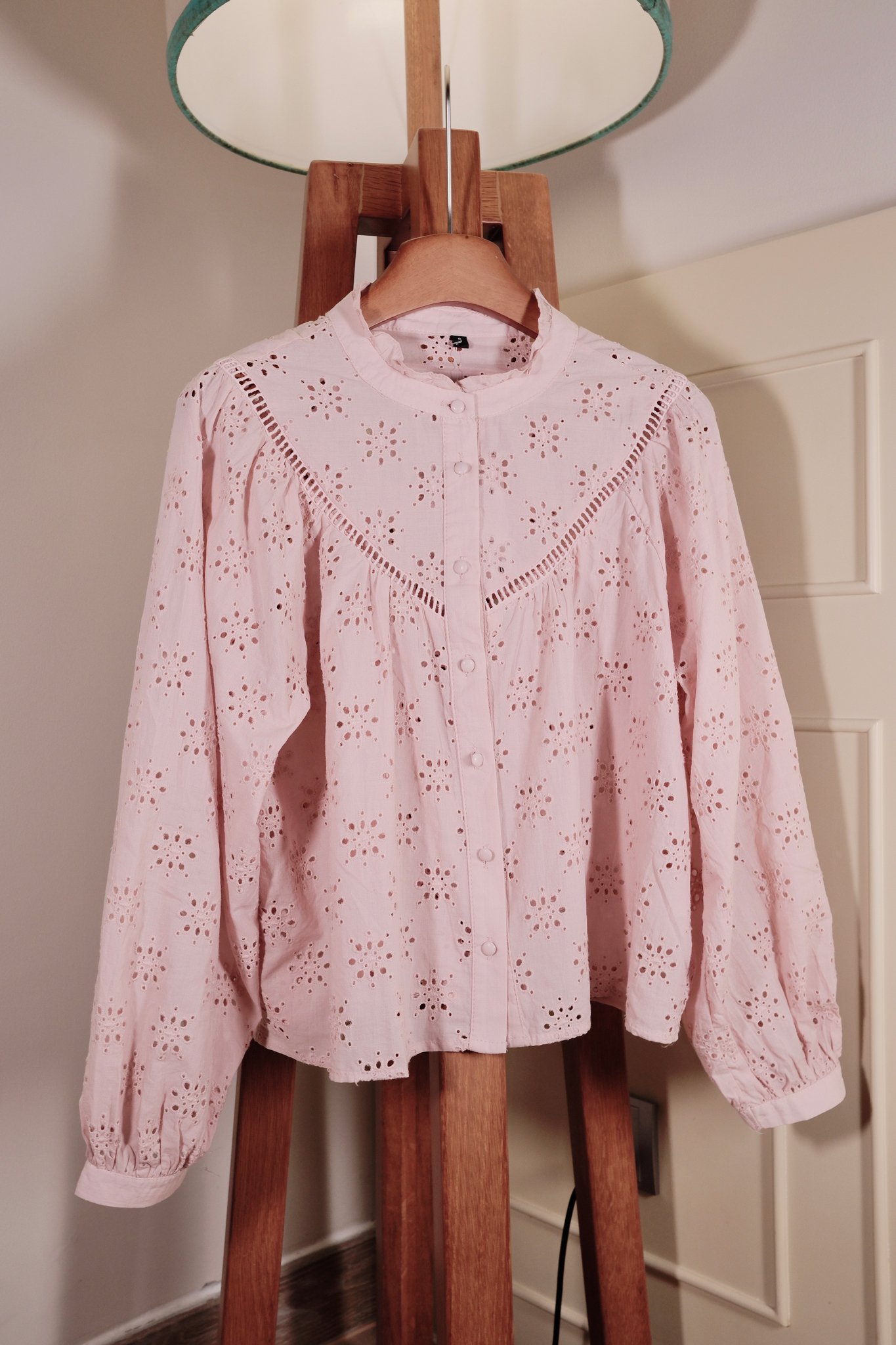 title: Áo Sơ Mi Nữ Cổ Tròn Viền Bèo Thêu Hoa Tay Dài, Chất Liệu Thô Cao Cấp - Phong Cách Dịu Dàng, Thanh Lịch - Ảnh 5