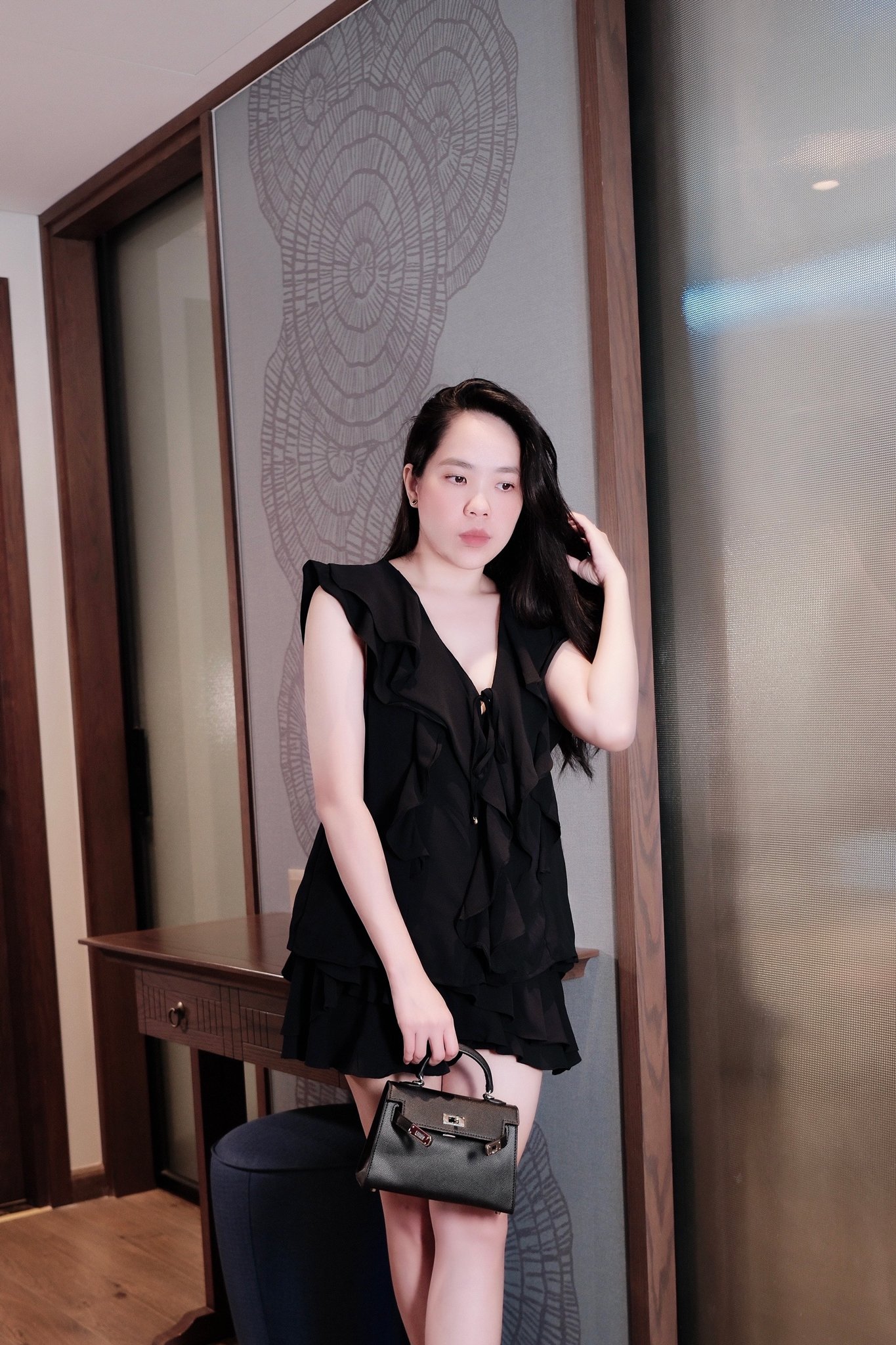 title: Set Áo Cổ V Viền Bèo Tay Sát Nách & Chân Váy Tầng - Phong Cách Đi Chơi Thanh Lịch - Ảnh 3